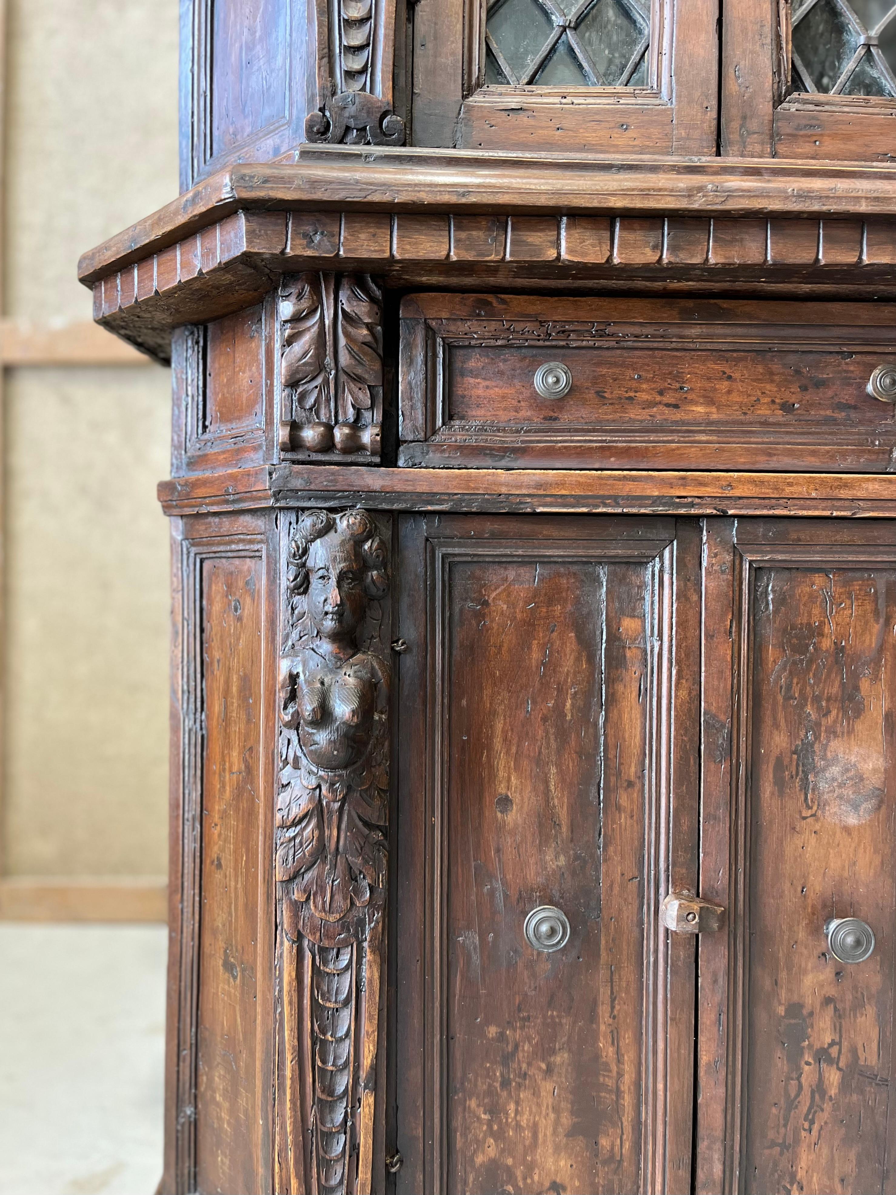 Coppia di armadi neorinascimentali in legno noce XIX sec. in vendita 5