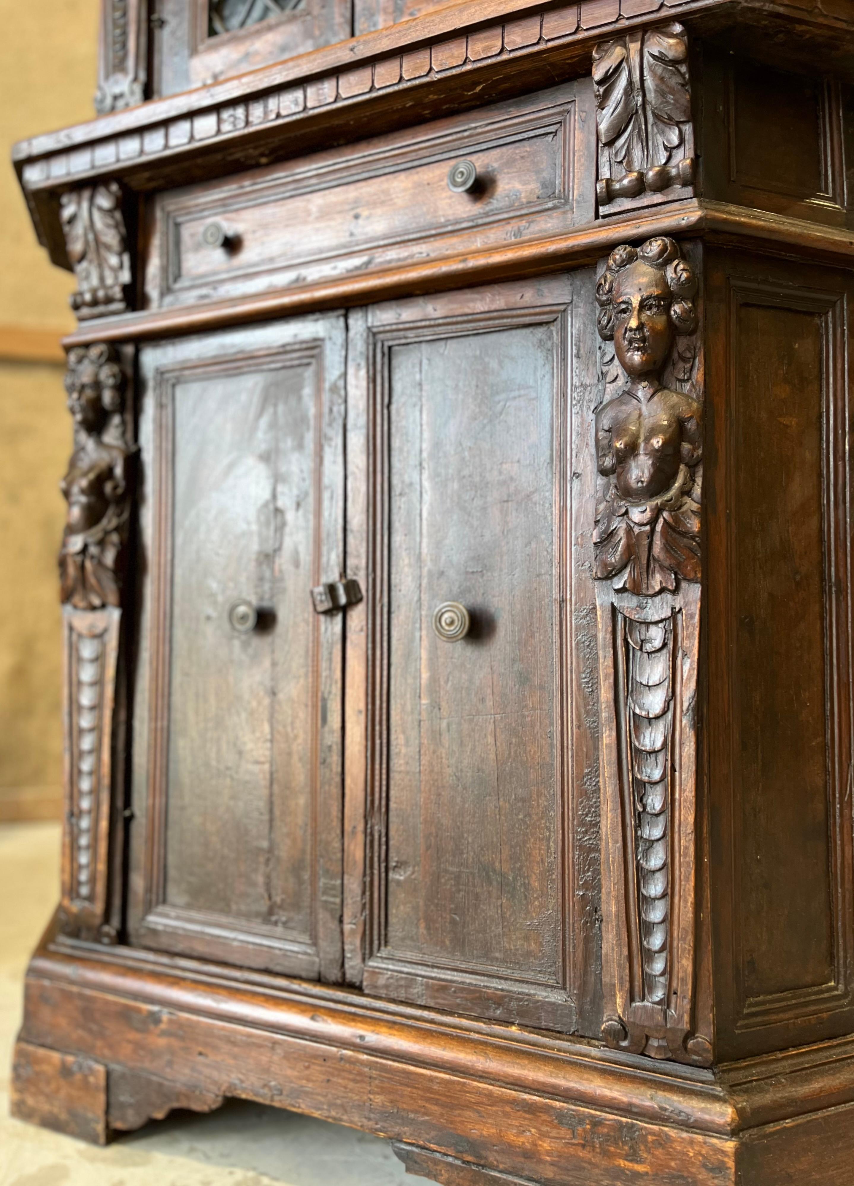 Coppia di armadi neorinascimentali in legno noce XIX sec. in vendita 6