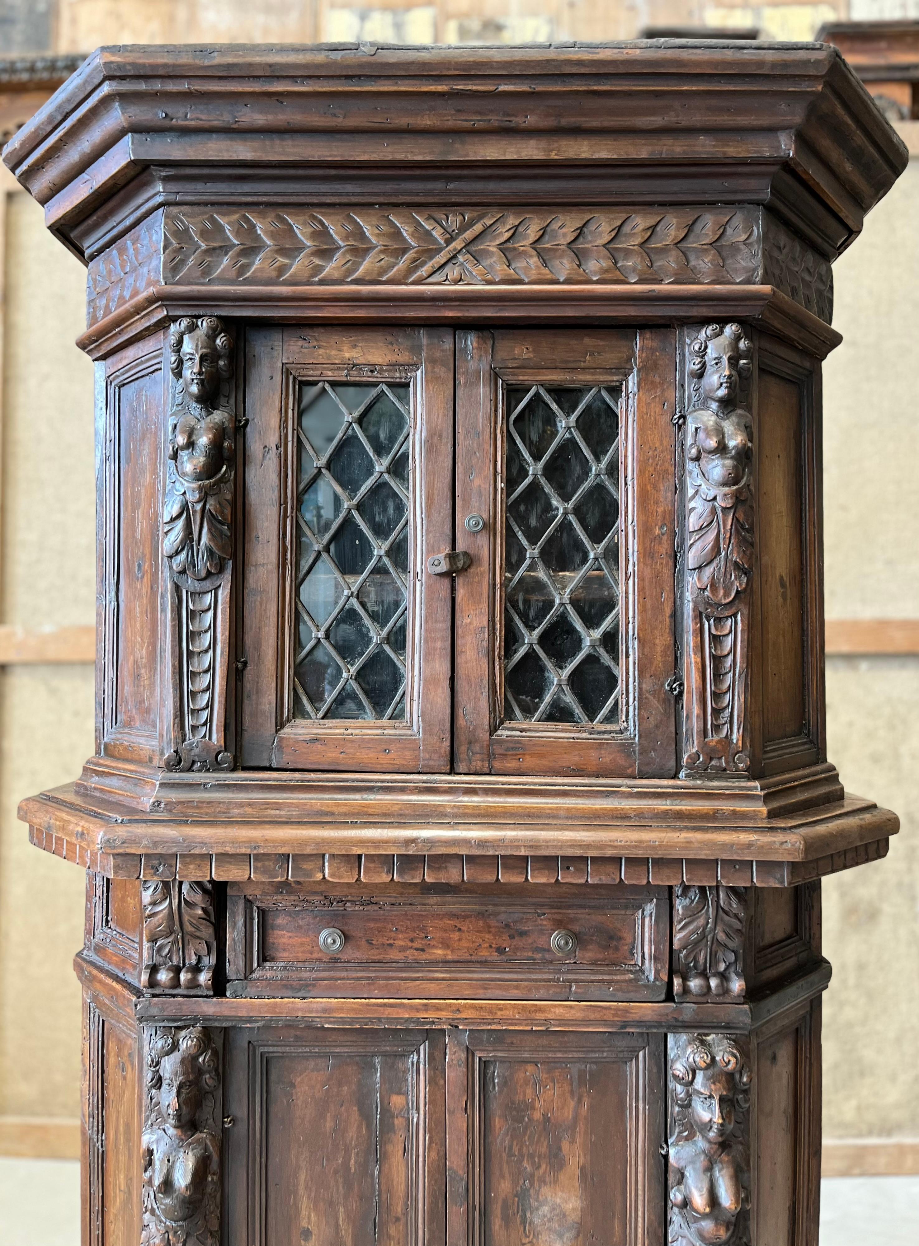 Coppia di armadi neorinascimentali in legno noce XIX sec. in vendita 7