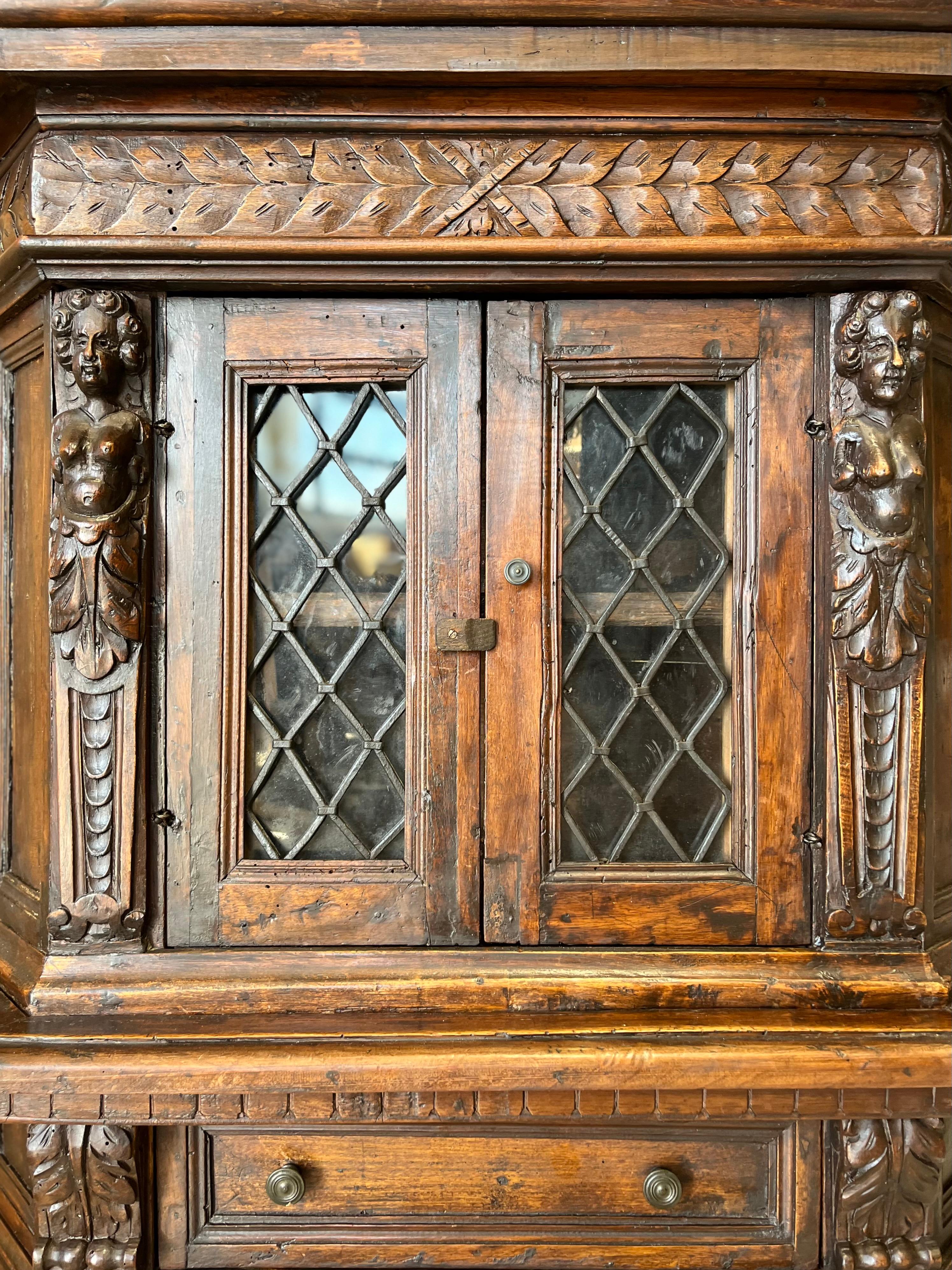 Coppia di armadi neorinascimentali in legno noce XIX sec. in vendita 8