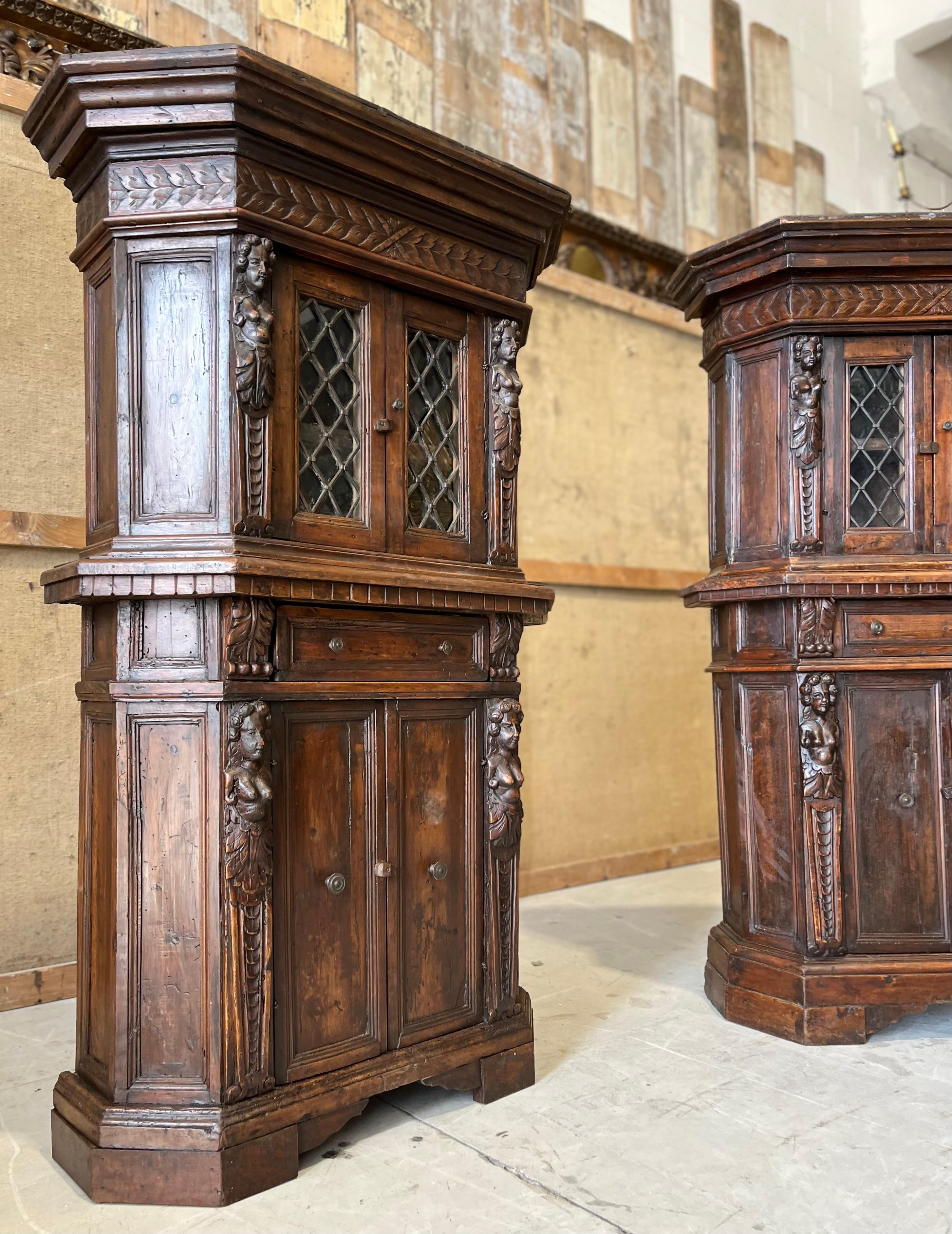 Coppia di armadi neorinascimentali in legno noce XIX sec. in vendita 9