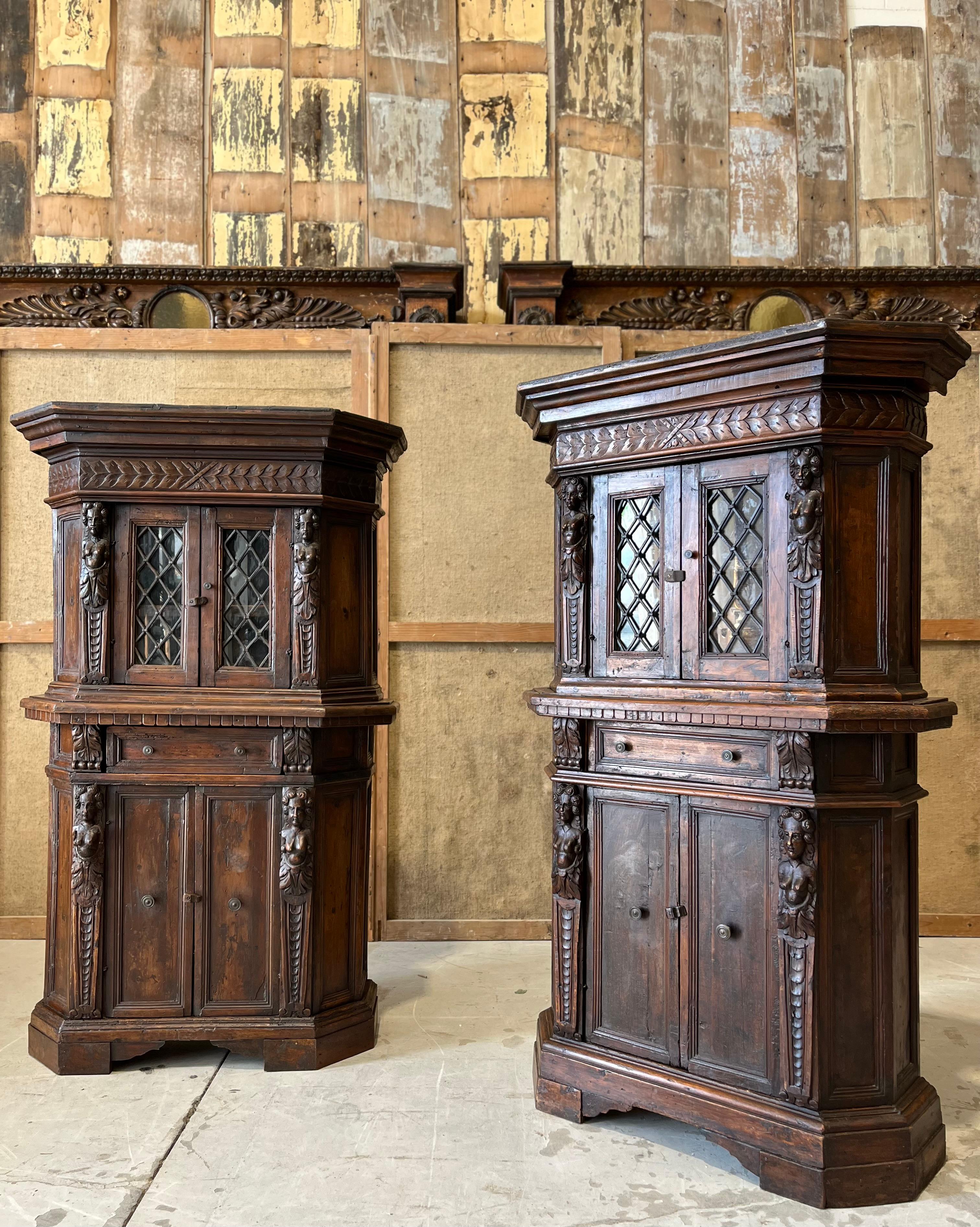 Coppia di armadi neorinascimentali in legno noce XIX sec. in vendita 10