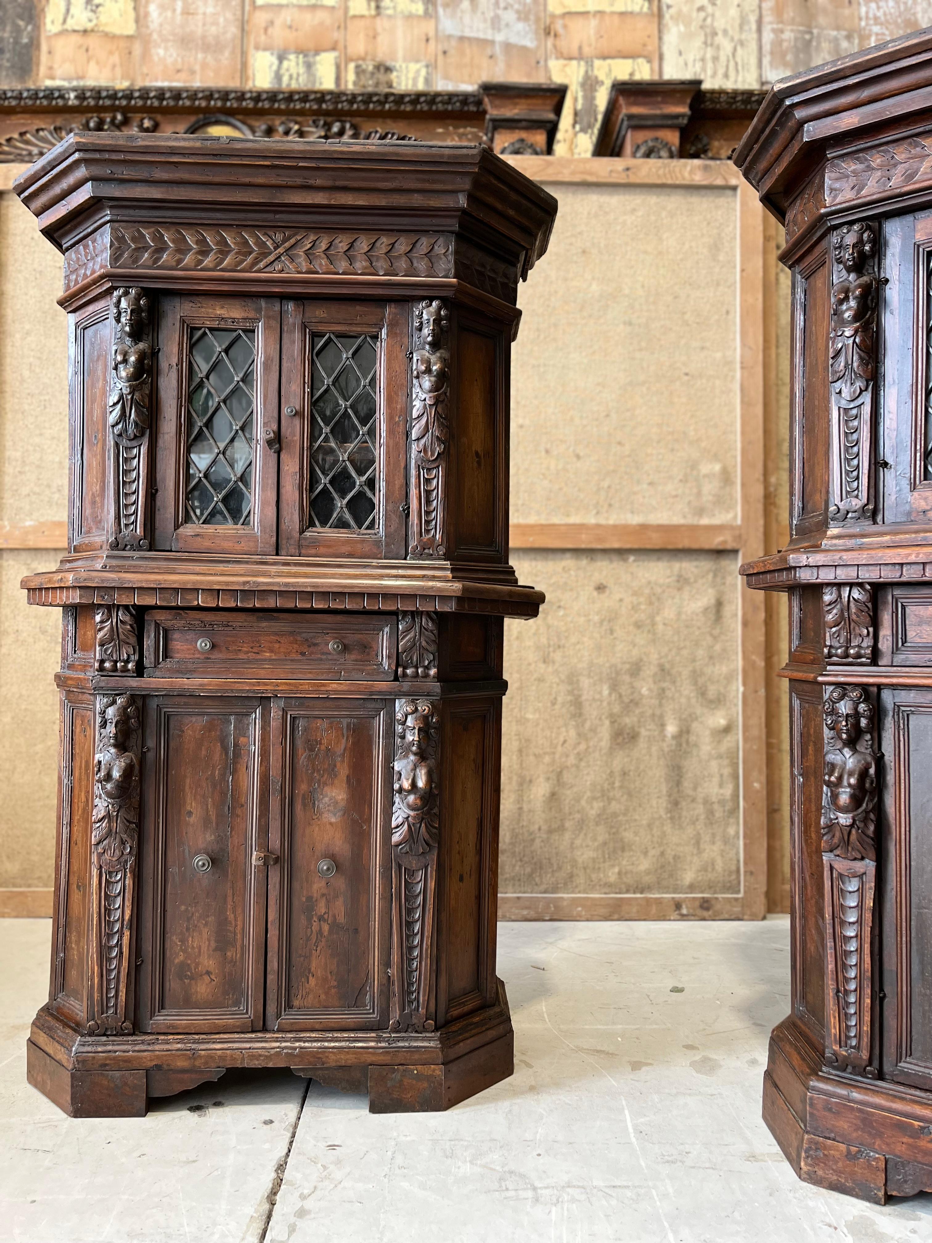 Italiano Coppia di armadi neorinascimentali in legno noce XIX sec. in vendita