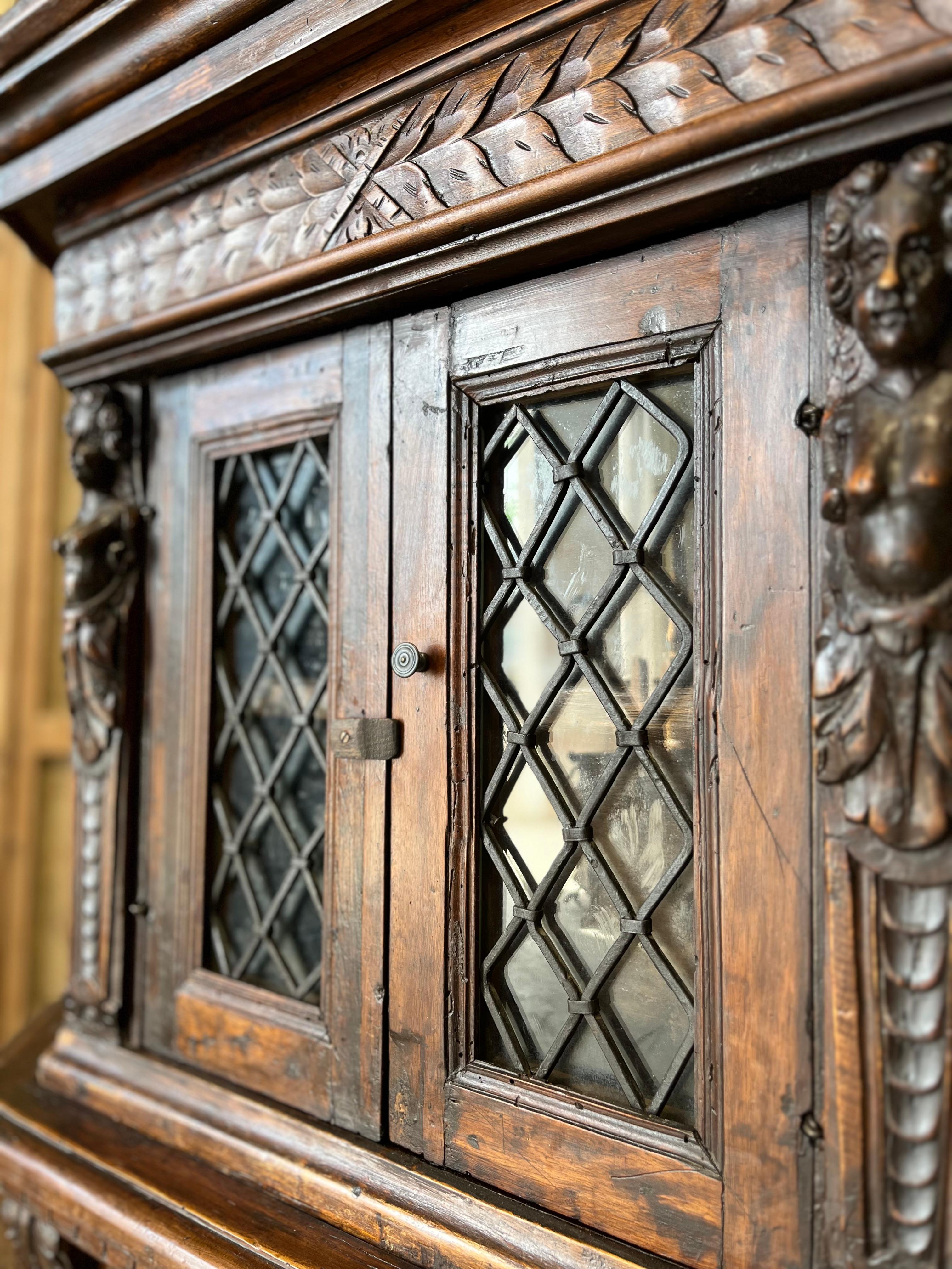 Intagliato a mano Coppia di armadi neorinascimentali in legno noce XIX sec. in vendita