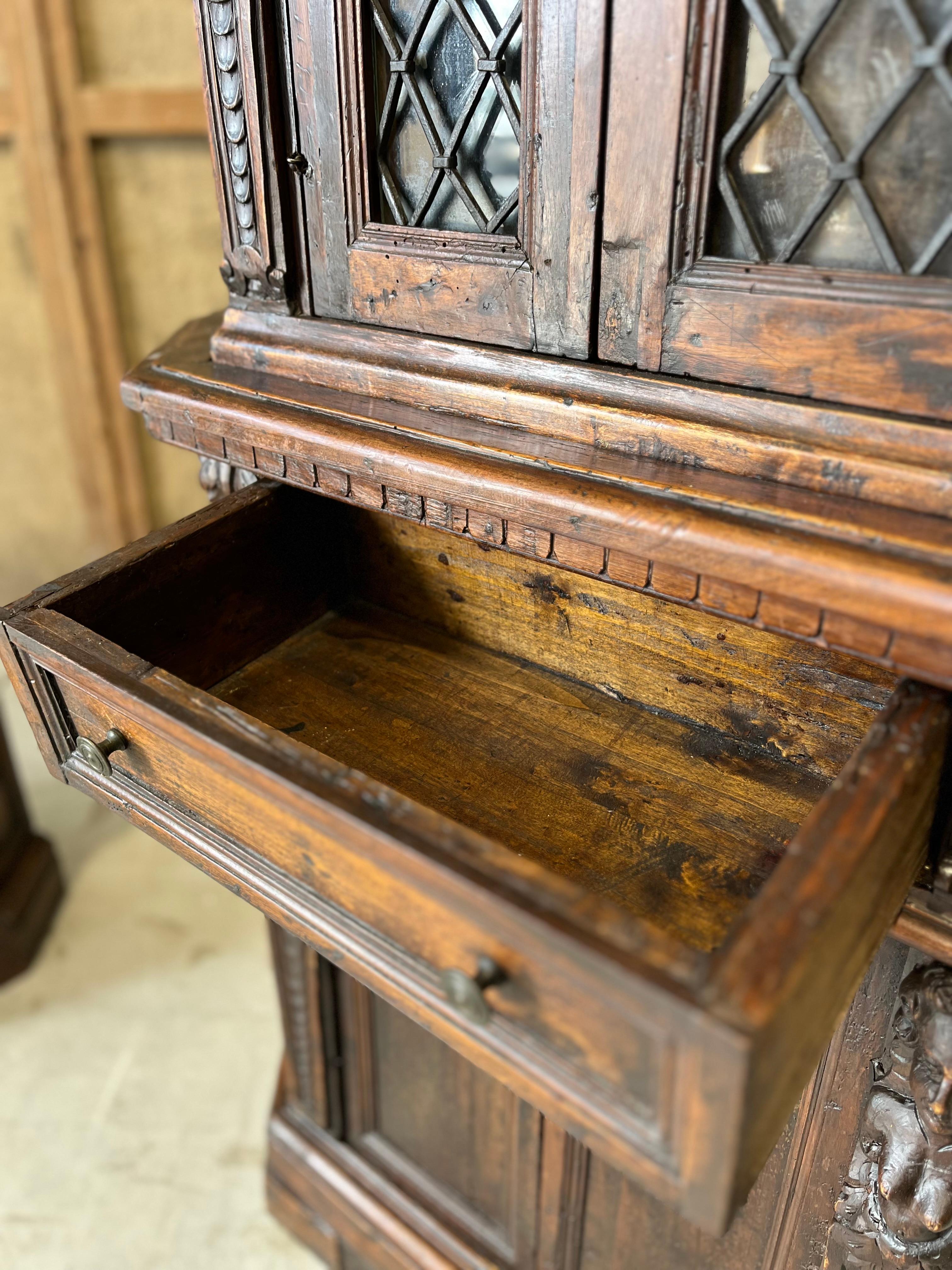 Coppia di armadi neorinascimentali in legno noce XIX sec. In condizioni ottime in vendita a Livorno, IT