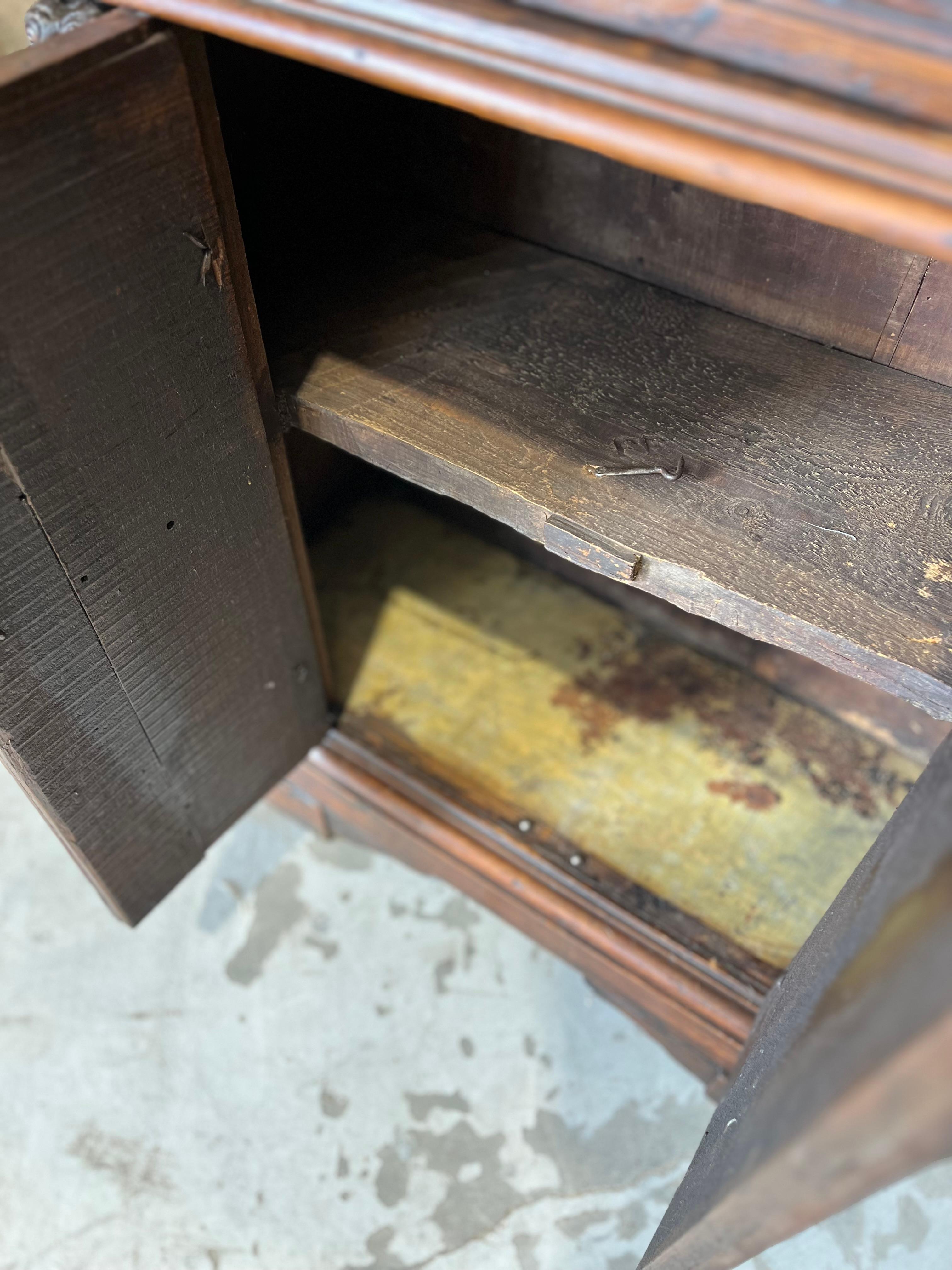 Metà XIX secolo Coppia di armadi neorinascimentali in legno noce XIX sec. in vendita