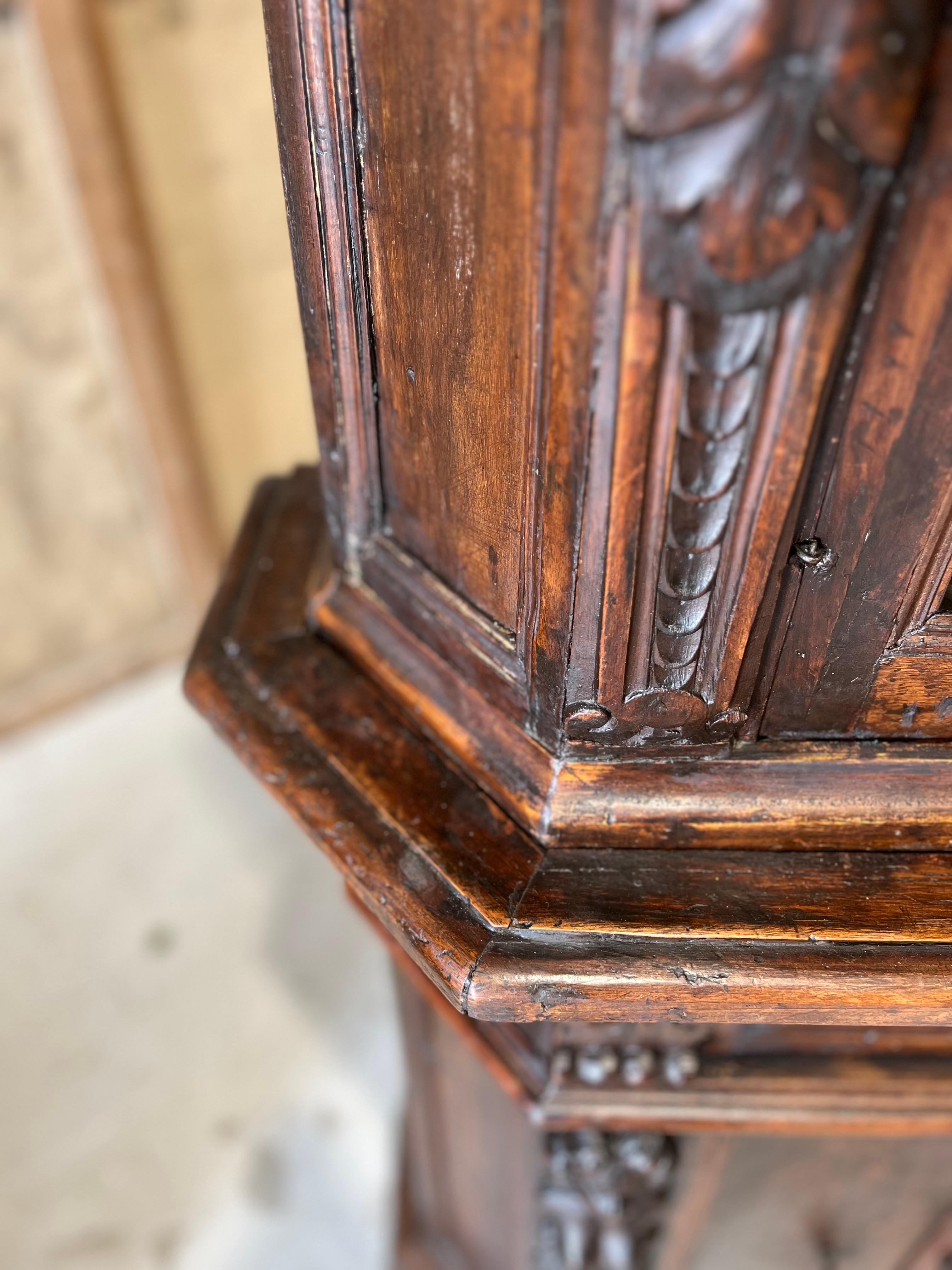 Decorazione in metallo Coppia di armadi neorinascimentali in legno noce XIX sec. in vendita