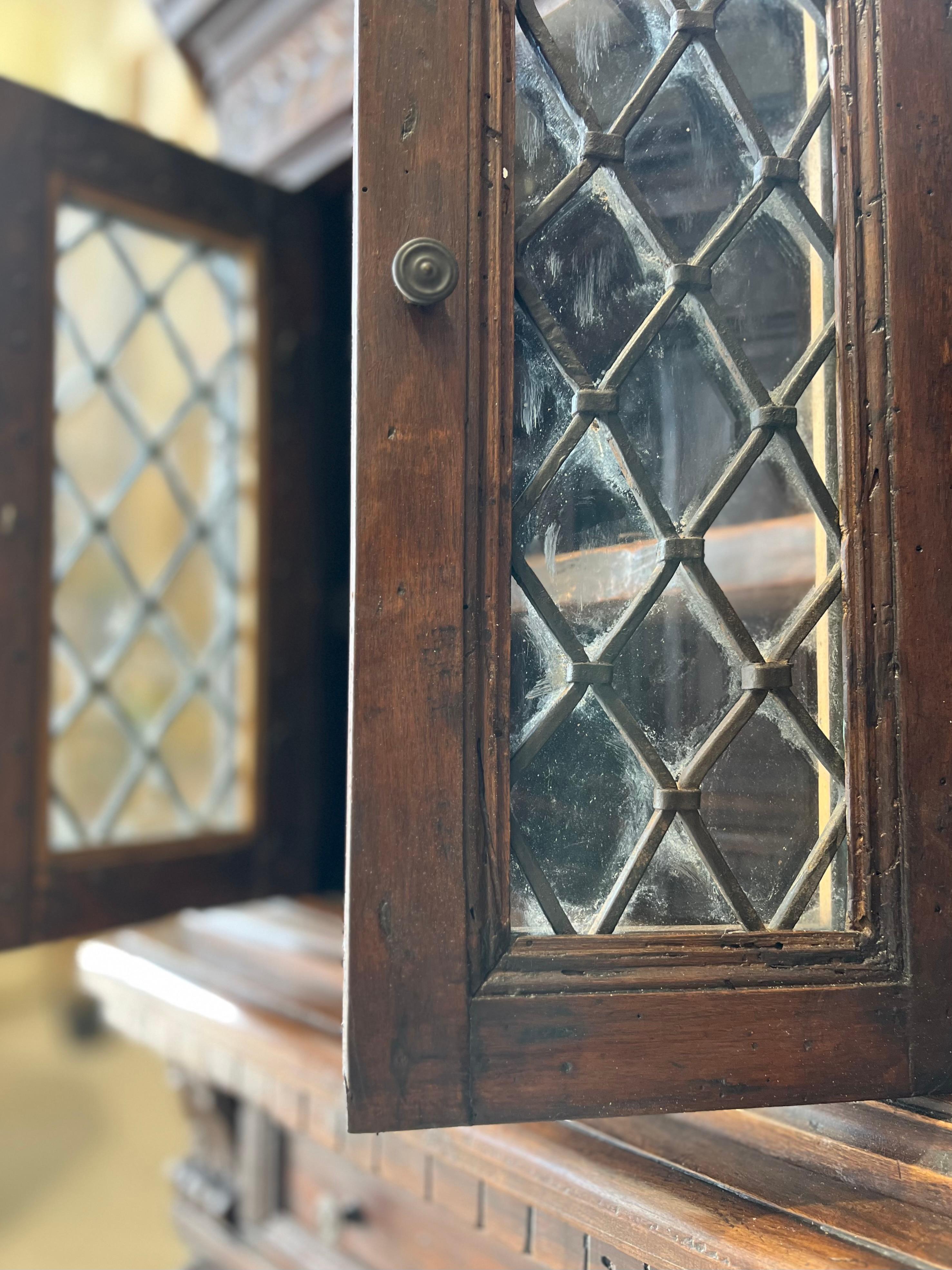 Coppia di armadi neorinascimentali in legno noce XIX sec. in vendita 1