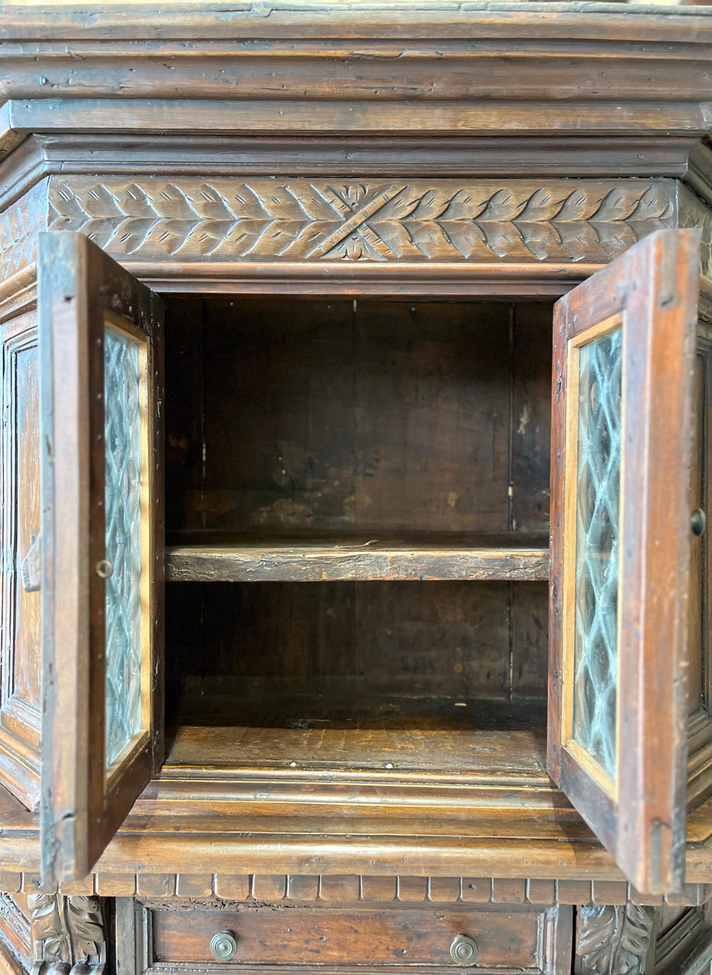 Coppia di armadi neorinascimentali in legno noce XIX sec. in vendita 2