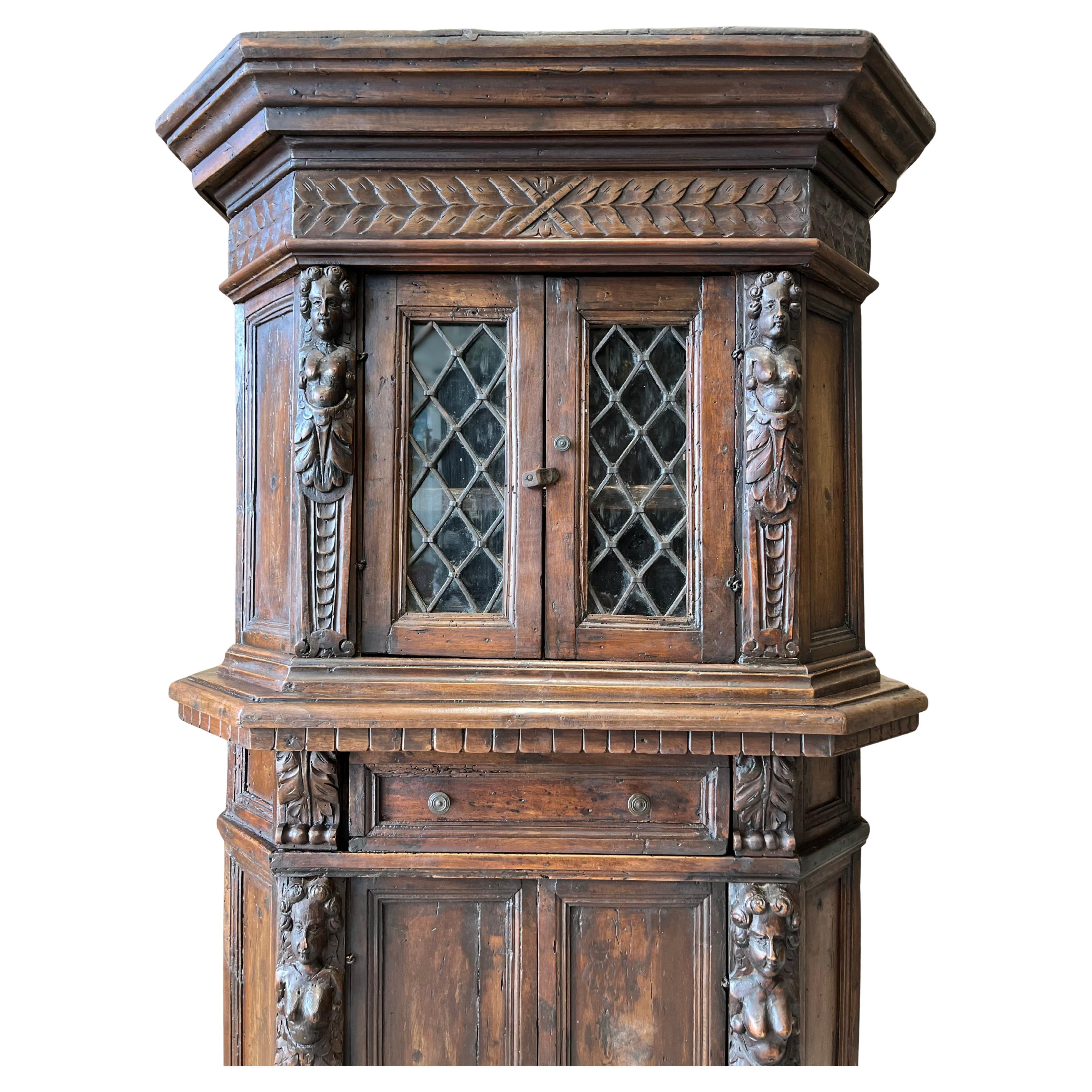 Coppia di armadi neorinascimentali in legno noce XIX sec. in vendita