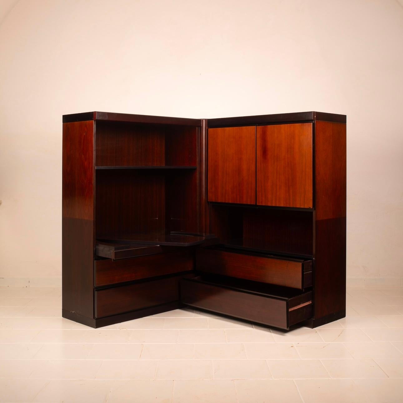 An extraordinary and rare pair of storage cabinets with integrated corner bar column from the S11 series, designed by Angelo Mangiarotti for La Sorgente dei Mobili in the late 1960s.

This modular set can be placed either in a corner or flush
