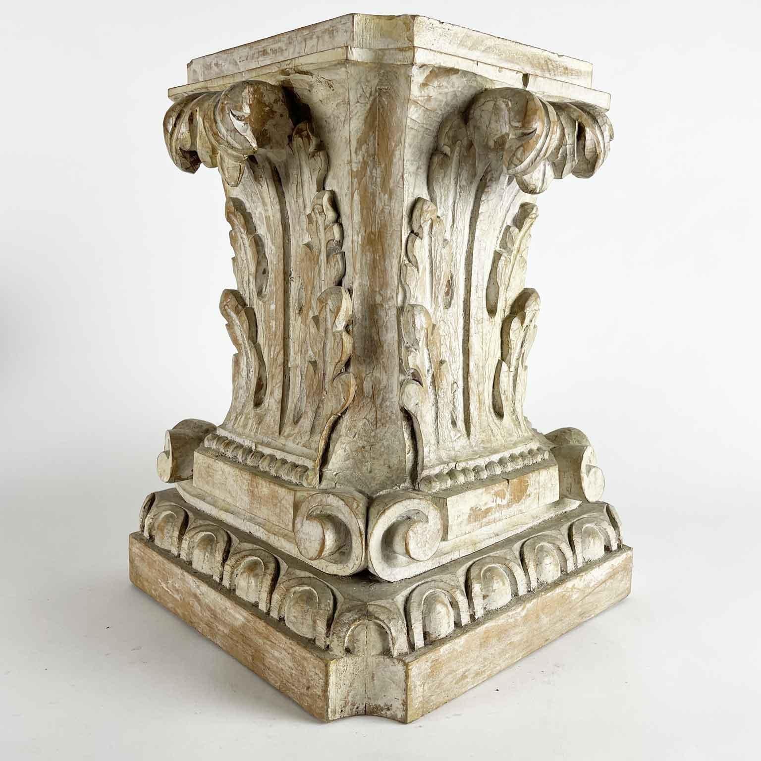 Coppia di Capitelli Intagliati a Foglia di Acanto Firenze 1900, coppia di piedistalli fiorentini basi per tavoli in legno scolpito, decorate sui quattro lati da un profondo intaglio fitomorfo a foglie d'acanto. Le piano de ces bases a des angles