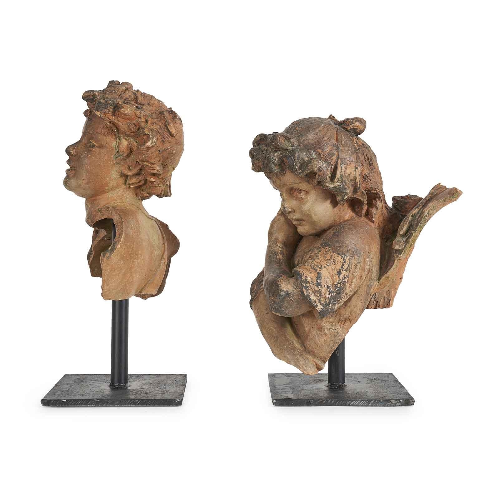 Paar Kinder italienische Terrakotta-Skulpturen Ende 1800er (Italian) im Angebot