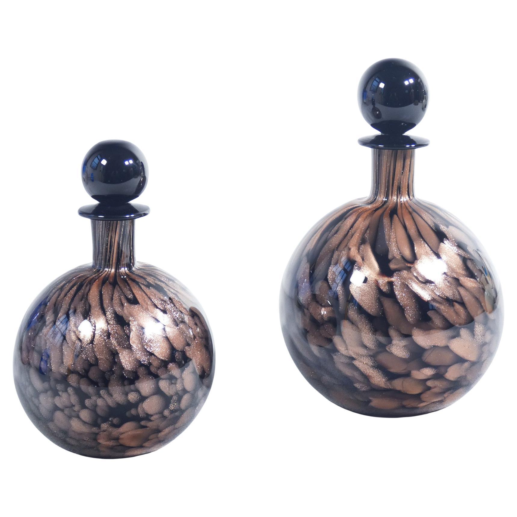 Coppia di bottiglie con tappo in vetro soffiato firmate Carlo MORETTI. Anni 70