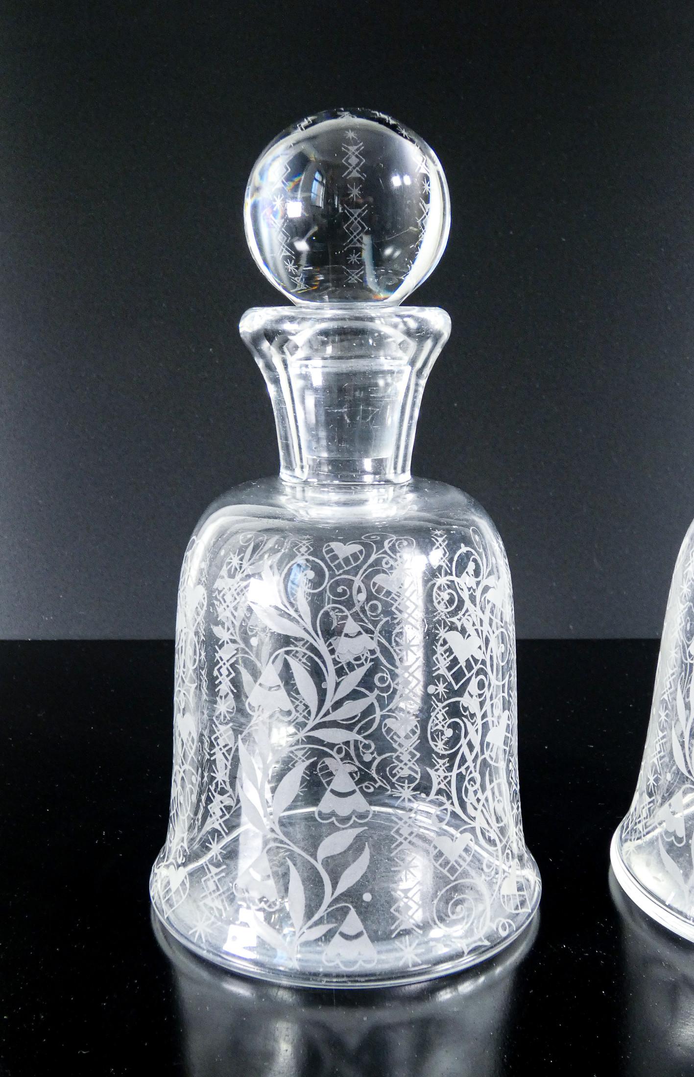 French Paire de bouteilles en cristal de BACCARAT, mortes en Argentine. France, années 1940 en vente
