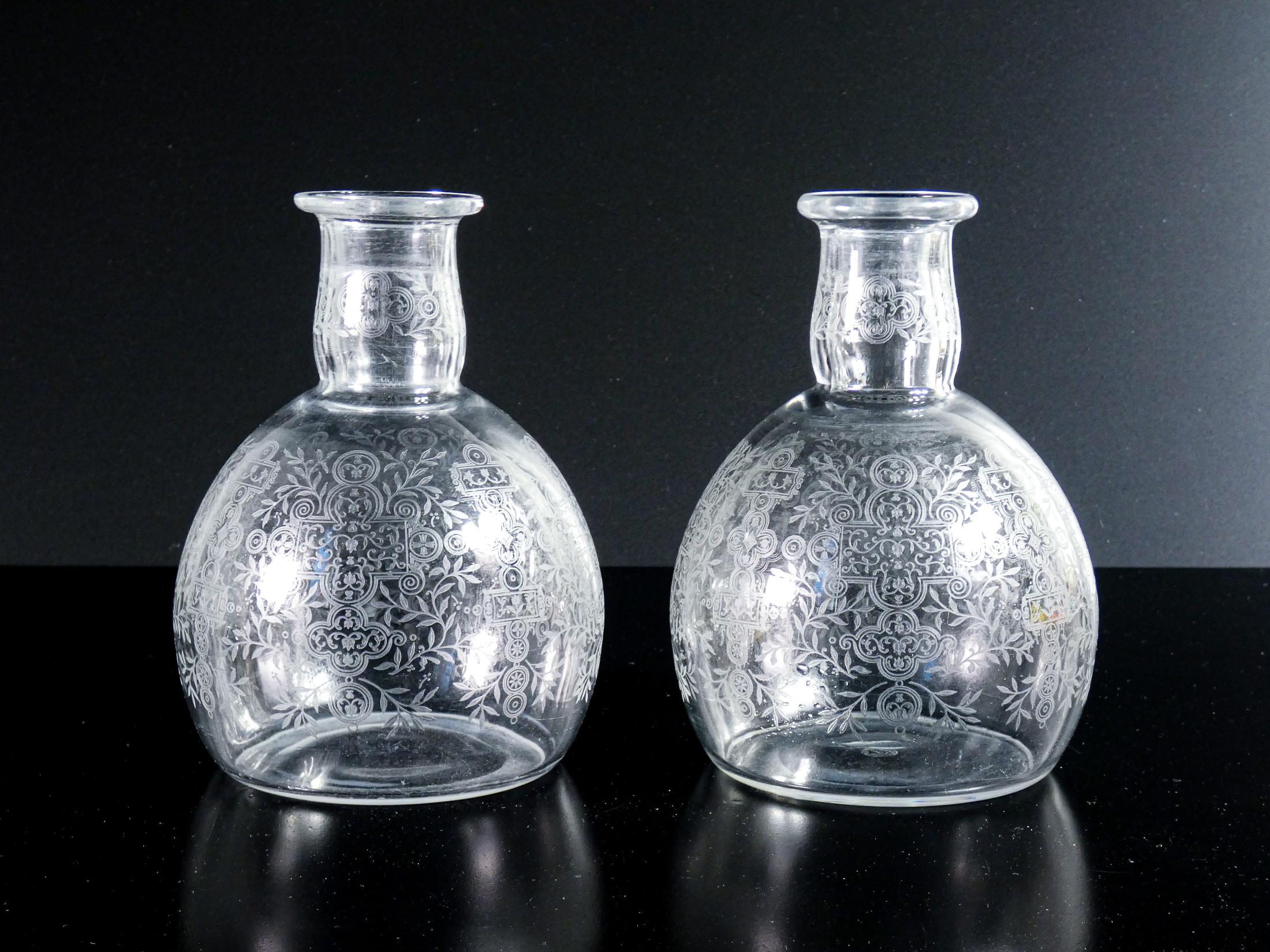 Paire de bouteilles en cristal de BACCARAT, morivo Marillon. France, années 1940 en vente 2