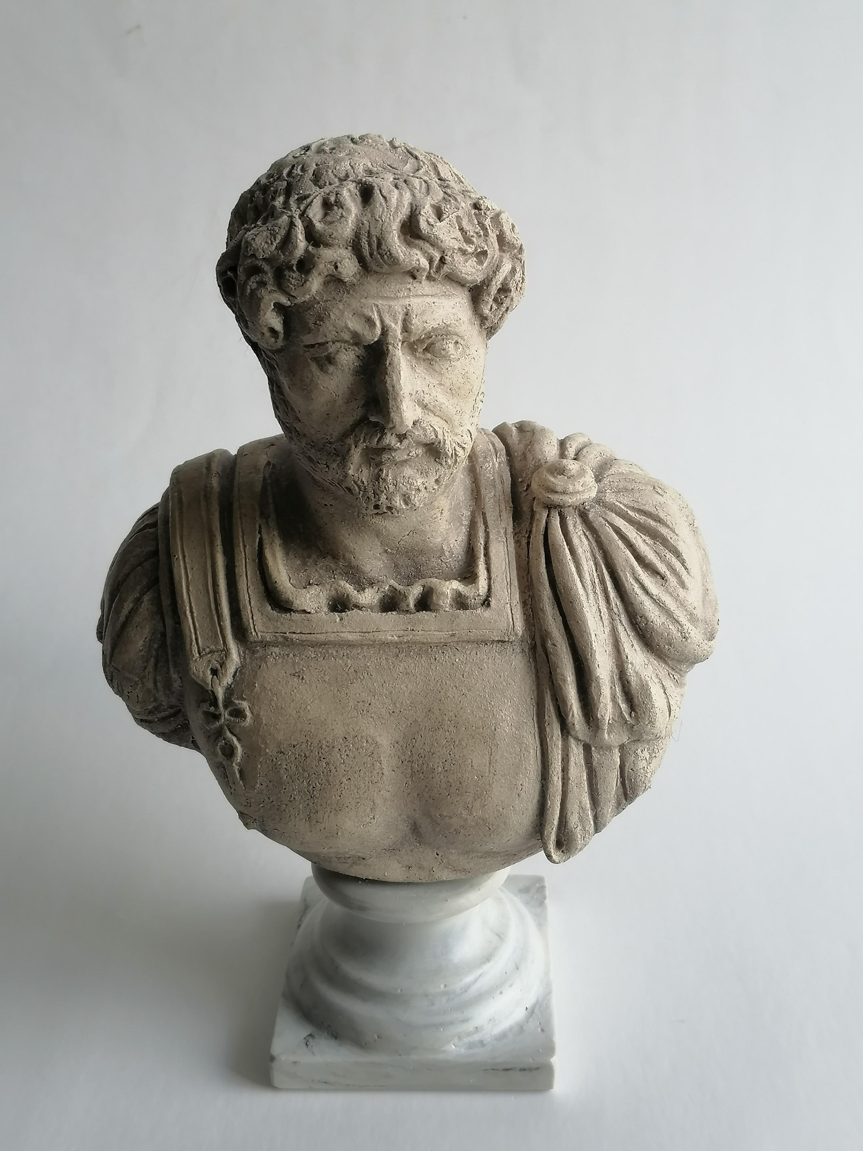 Coppia di busti in Ceramica chiara- G. Cesare e Adriano imperatori- hergestellt in Italien im Angebot 3