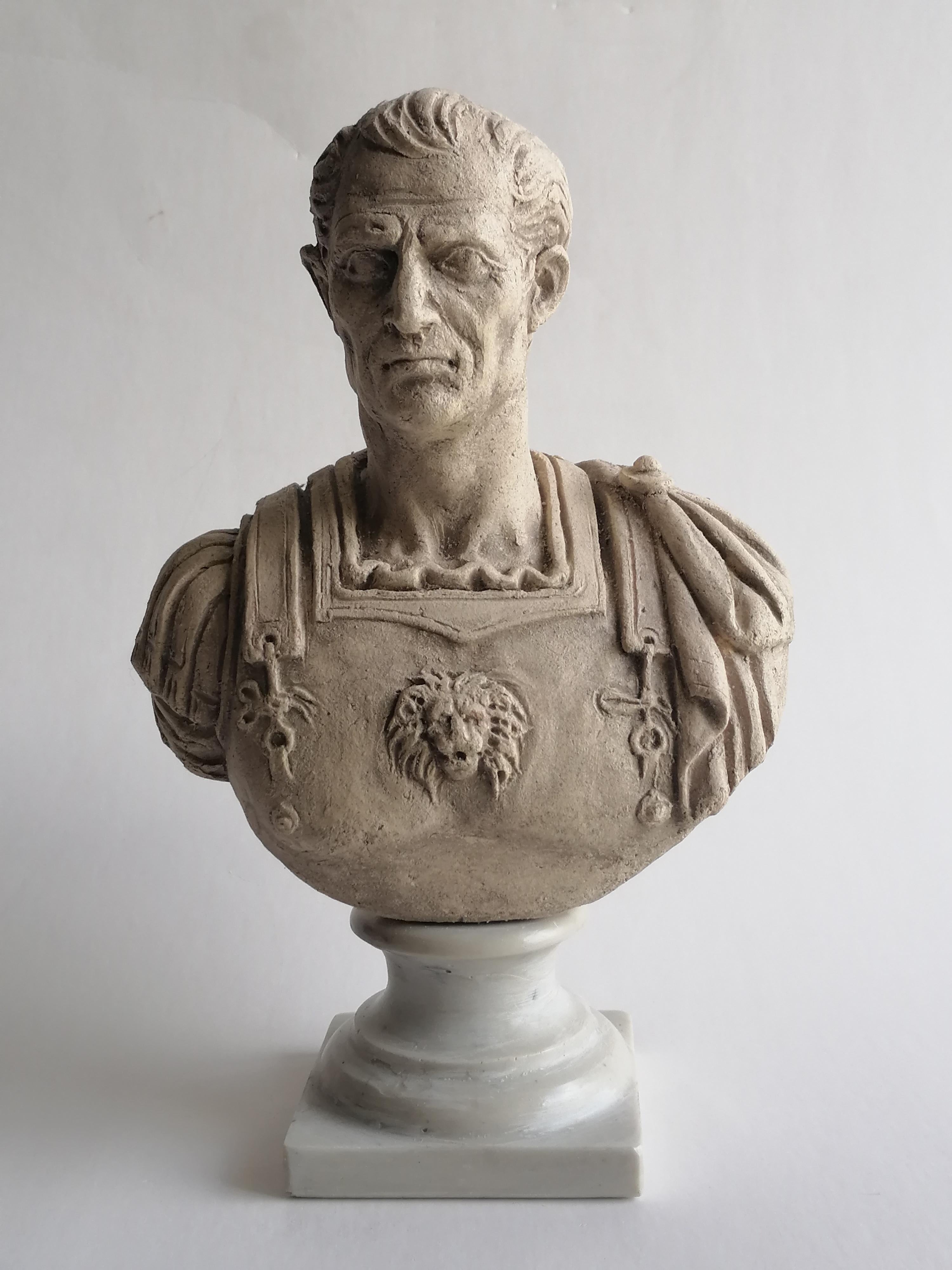 Coppia di busti in Ceramica chiara- G. Cesare e Adriano imperatori- hergestellt in Italien im Angebot 5