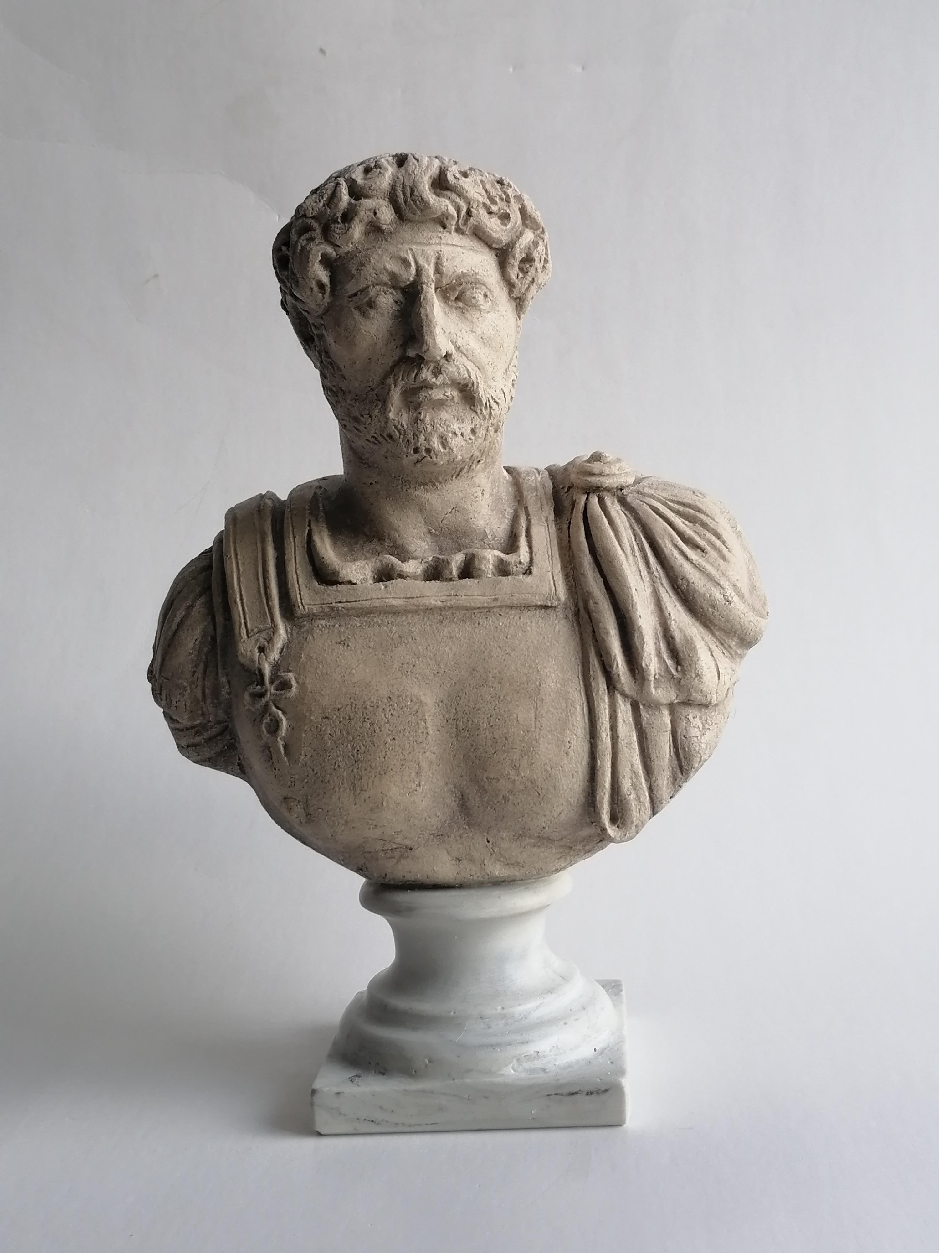 Romain classique Coppia di busti en céramique Chiara- G. Cesare et Adriano imperatori, fabriqué en Italie en vente