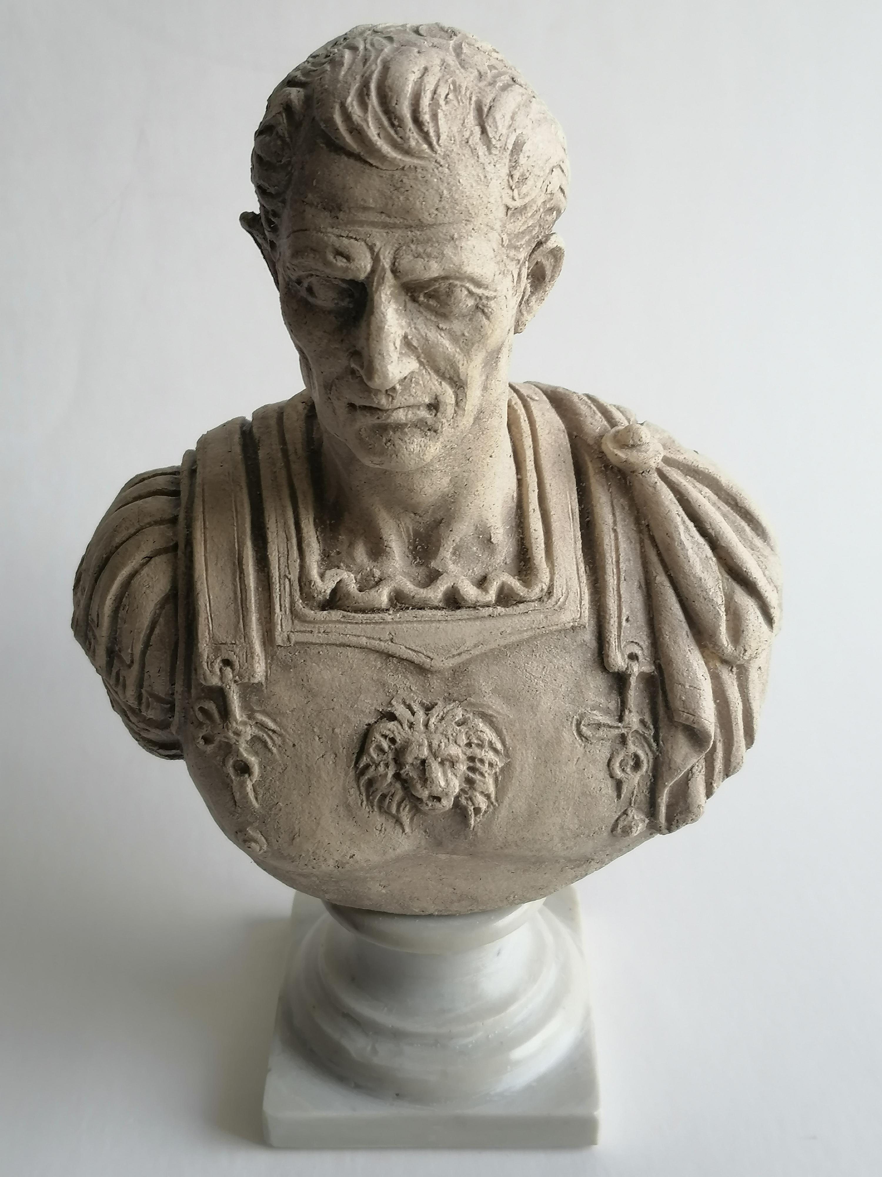 Coppia di busti in Ceramica chiara- G. Cesare e Adriano imperatori- hergestellt in Italien (European) im Angebot