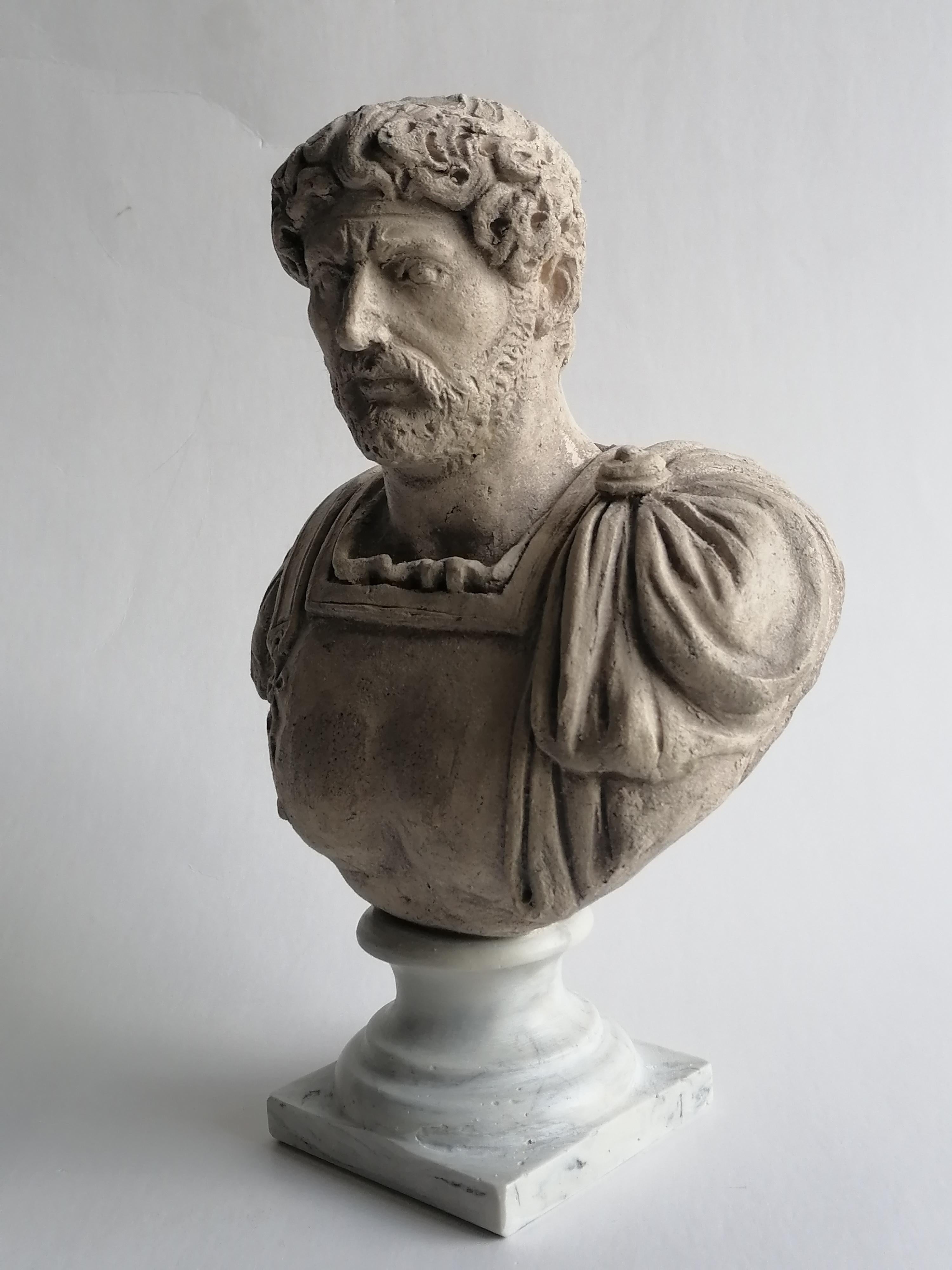 Hand-Crafted Coppia di busti in Ceramica chiara- G. Cesare e Adriano imperatori-made in Italy For Sale