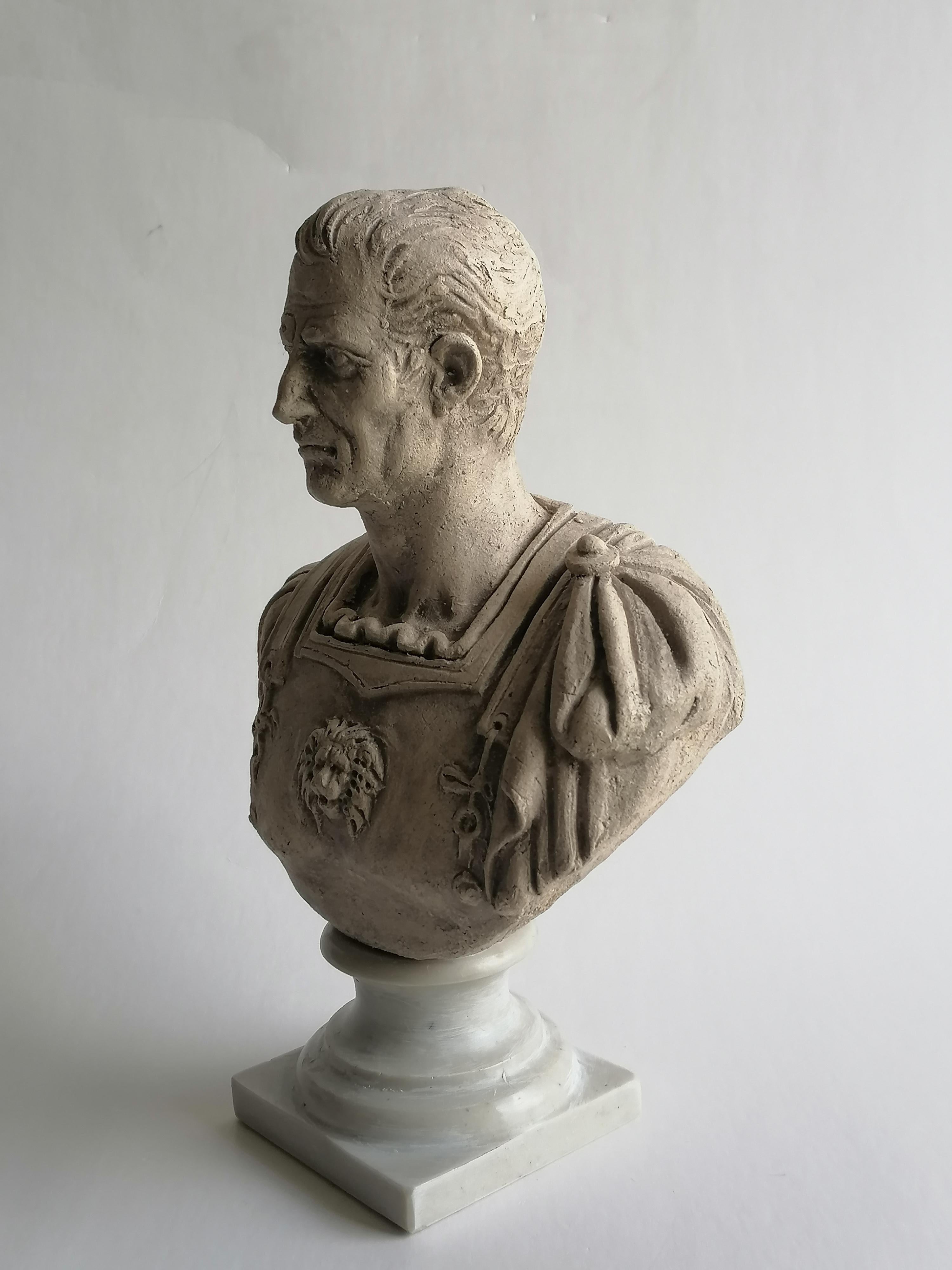 Coppia di busti in Ceramica chiara- G. Cesare e Adriano imperatori-made in Italy In Excellent Condition For Sale In Tarquinia, IT
