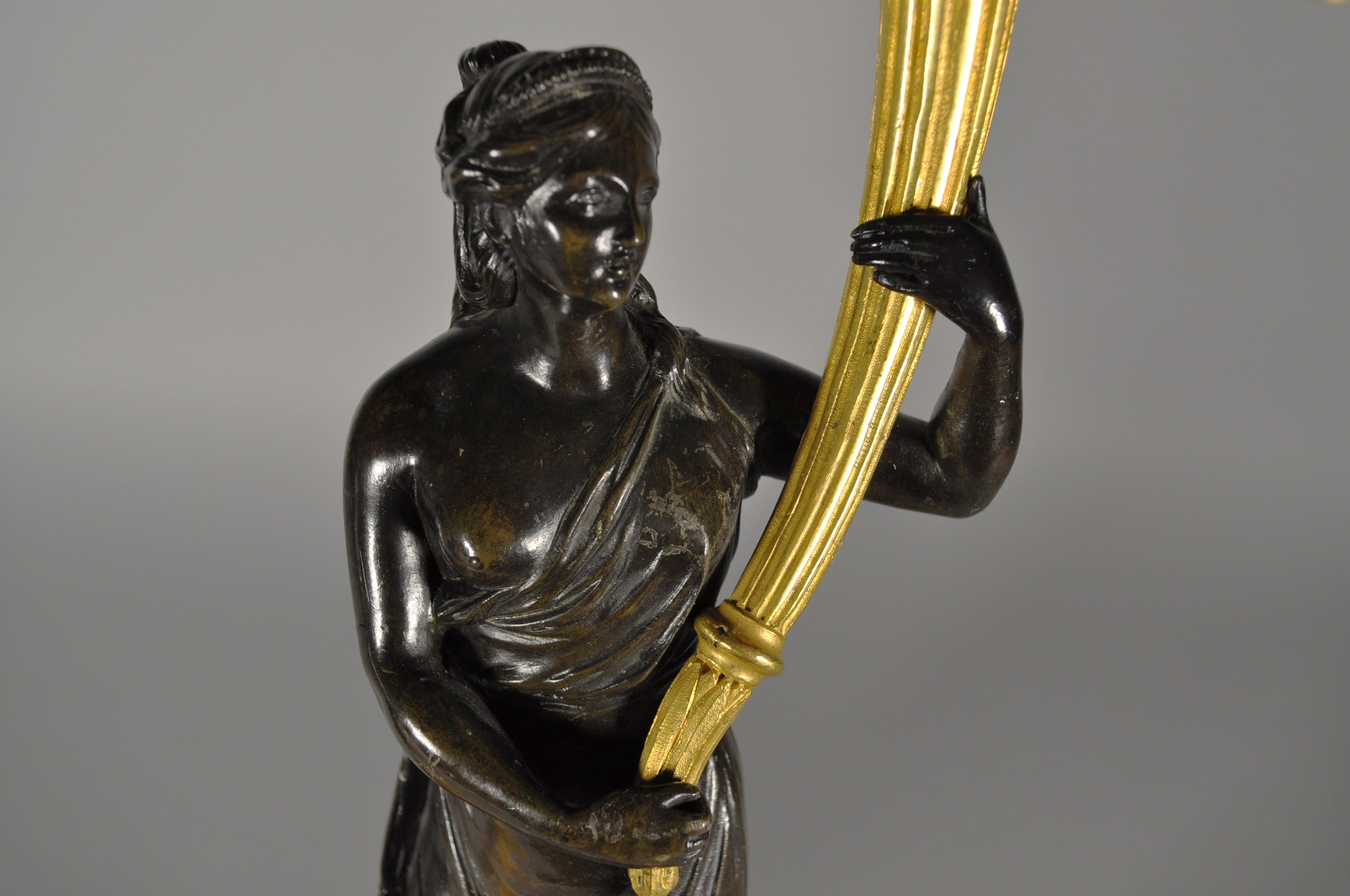 Coppia di candelabri francesi con vestali in bronzo e basi in marmo fine XVIII in vendita 2