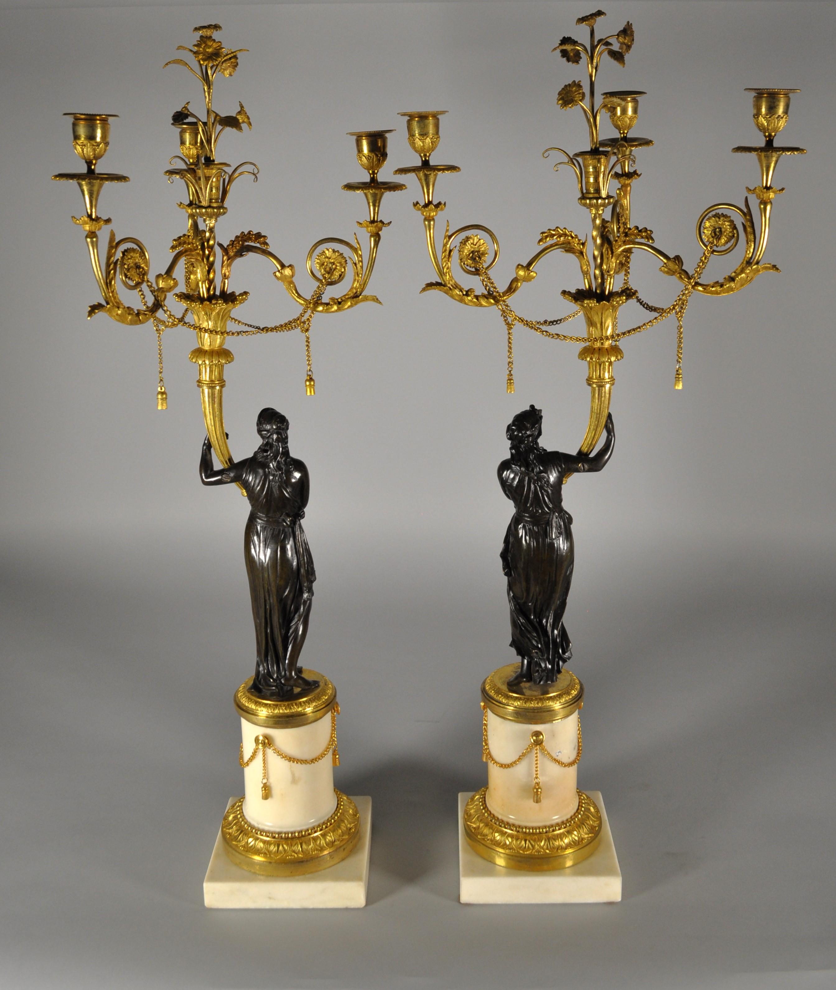 Coppia di candelabri francesi con vestali in bronzo e basi in marmo fine XVIII in vendita 4