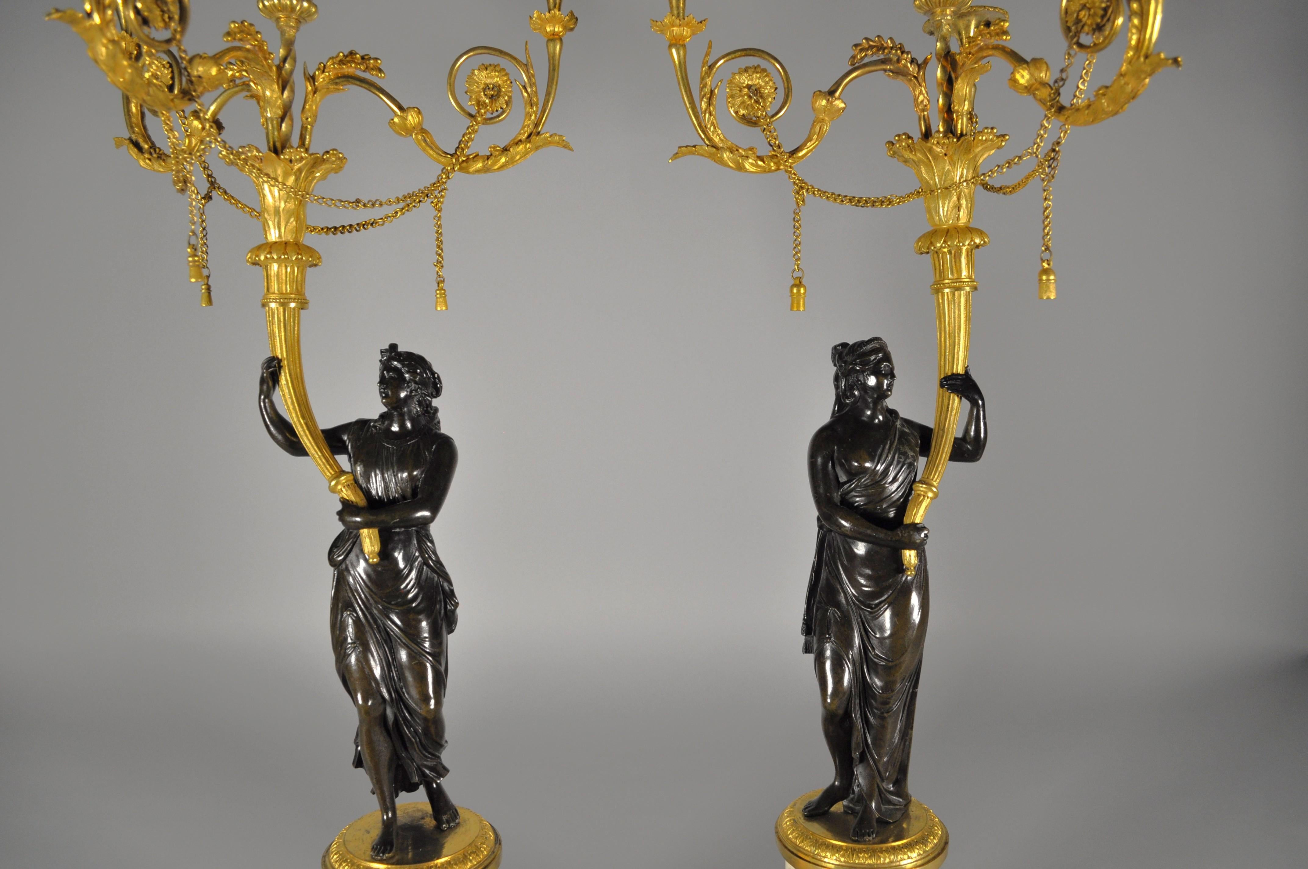 Direttorio Coppia di candelabri francesi con vestali in bronzo e basi in marmo fine XVIII in vendita
