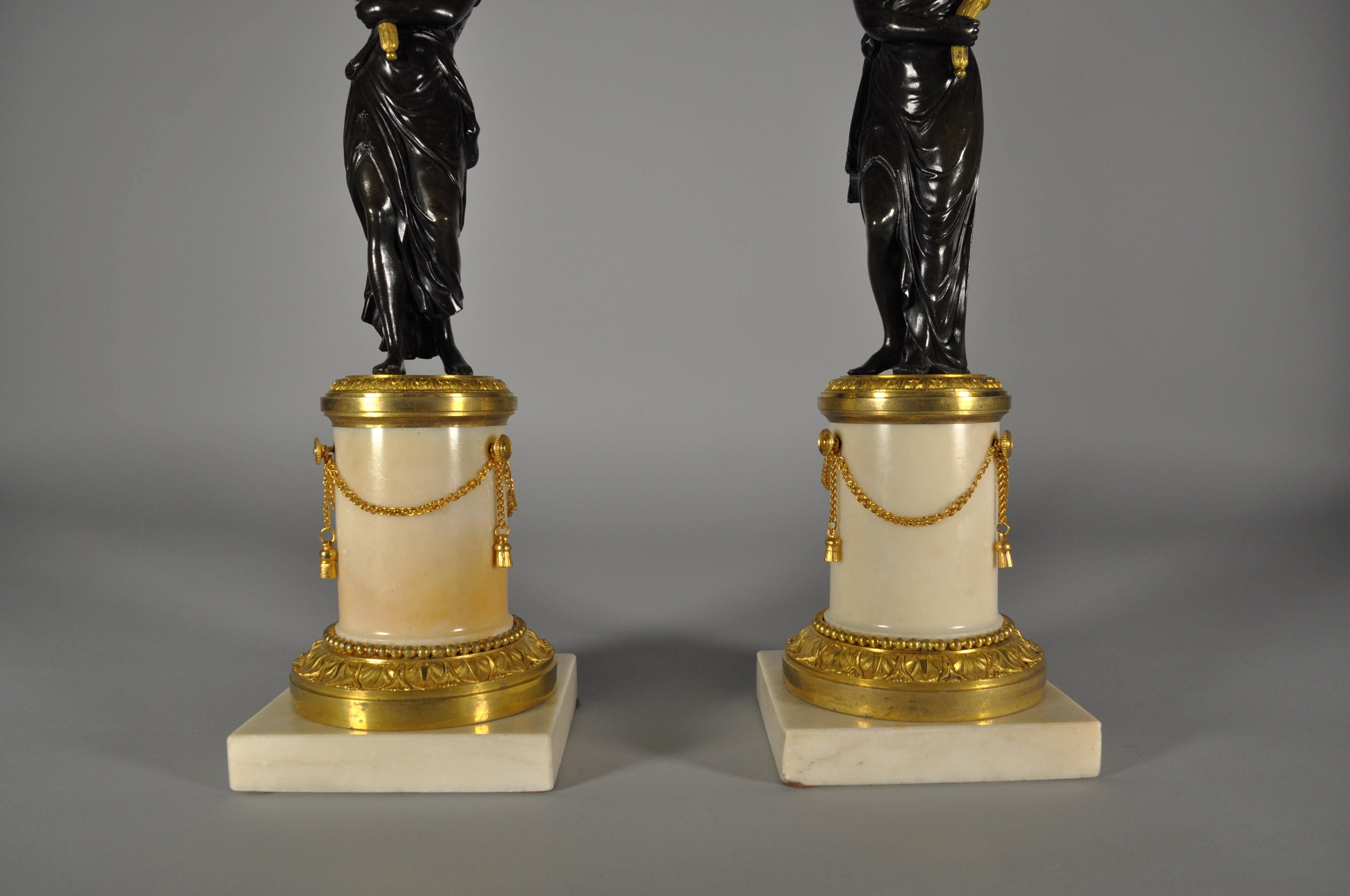 French Coppia di candelabri francesi con vestali in bronzo e basi in marmo fine XVIII in vendita
