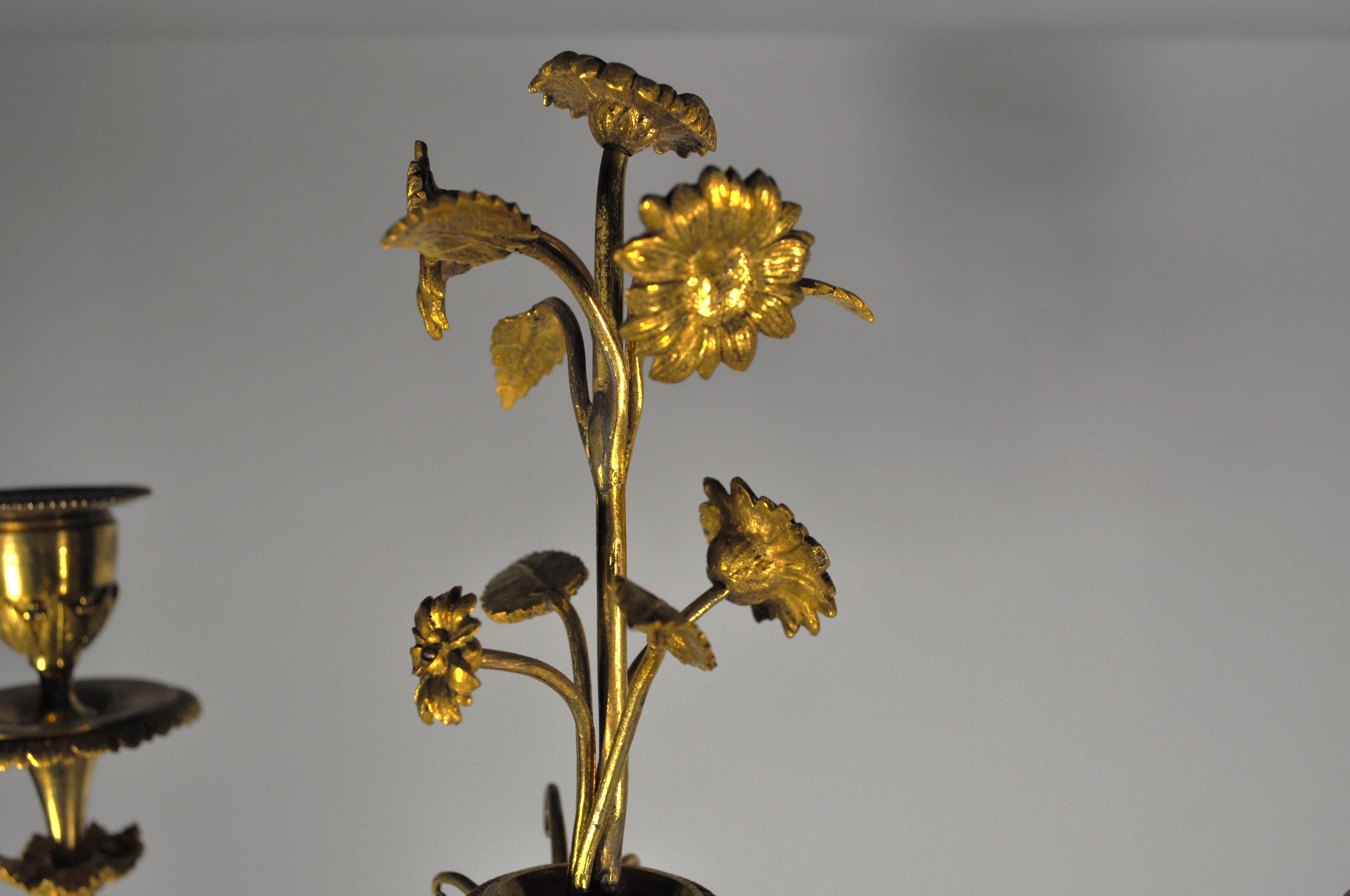 Dorato Coppia di candelabri francesi con vestali in bronzo e basi in marmo fine XVIII in vendita