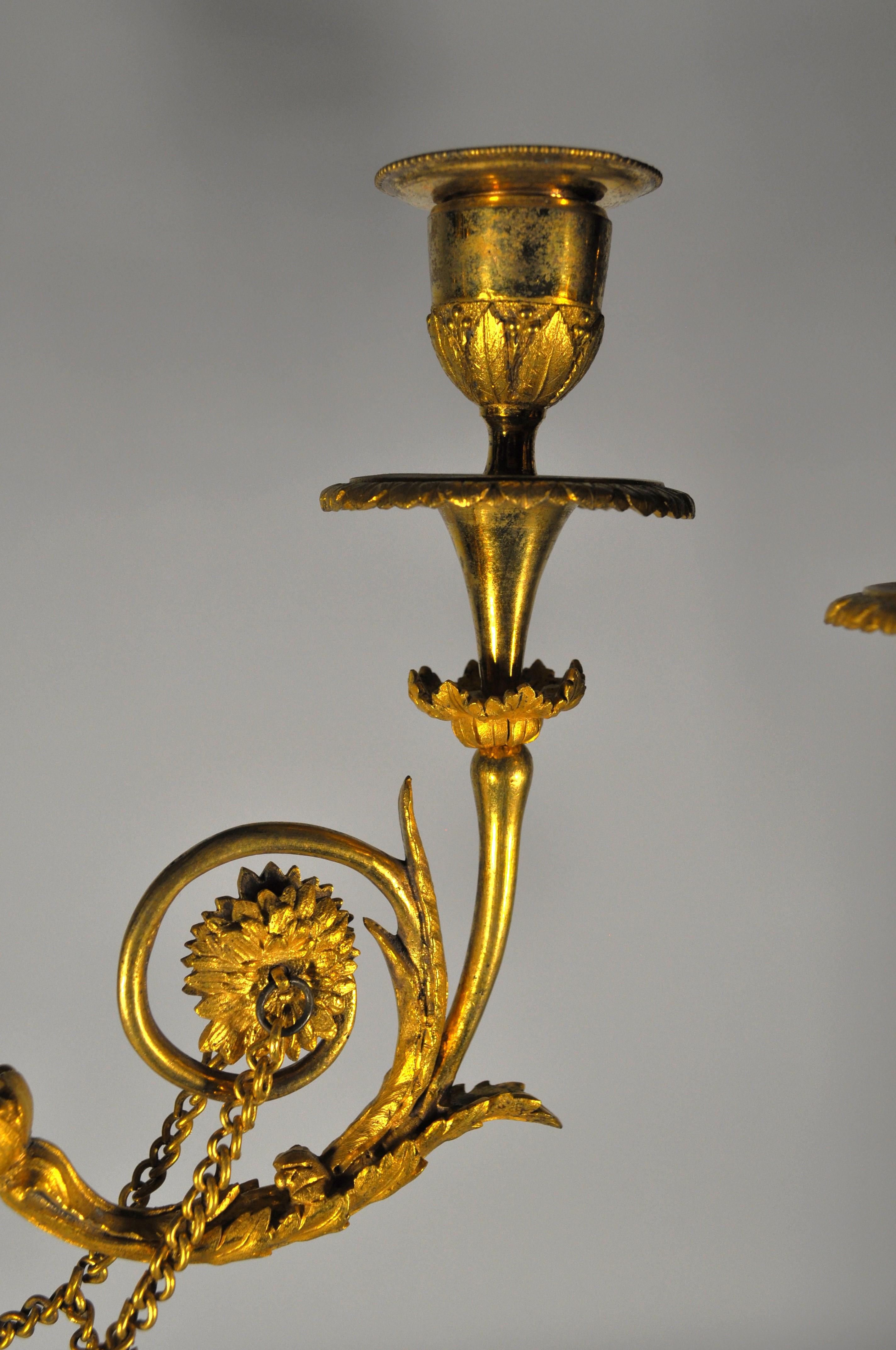 Coppia di candelabri francesi con vestali in bronzo e basi in marmo fine XVIII In condizioni buone in vendita a Milano, IT