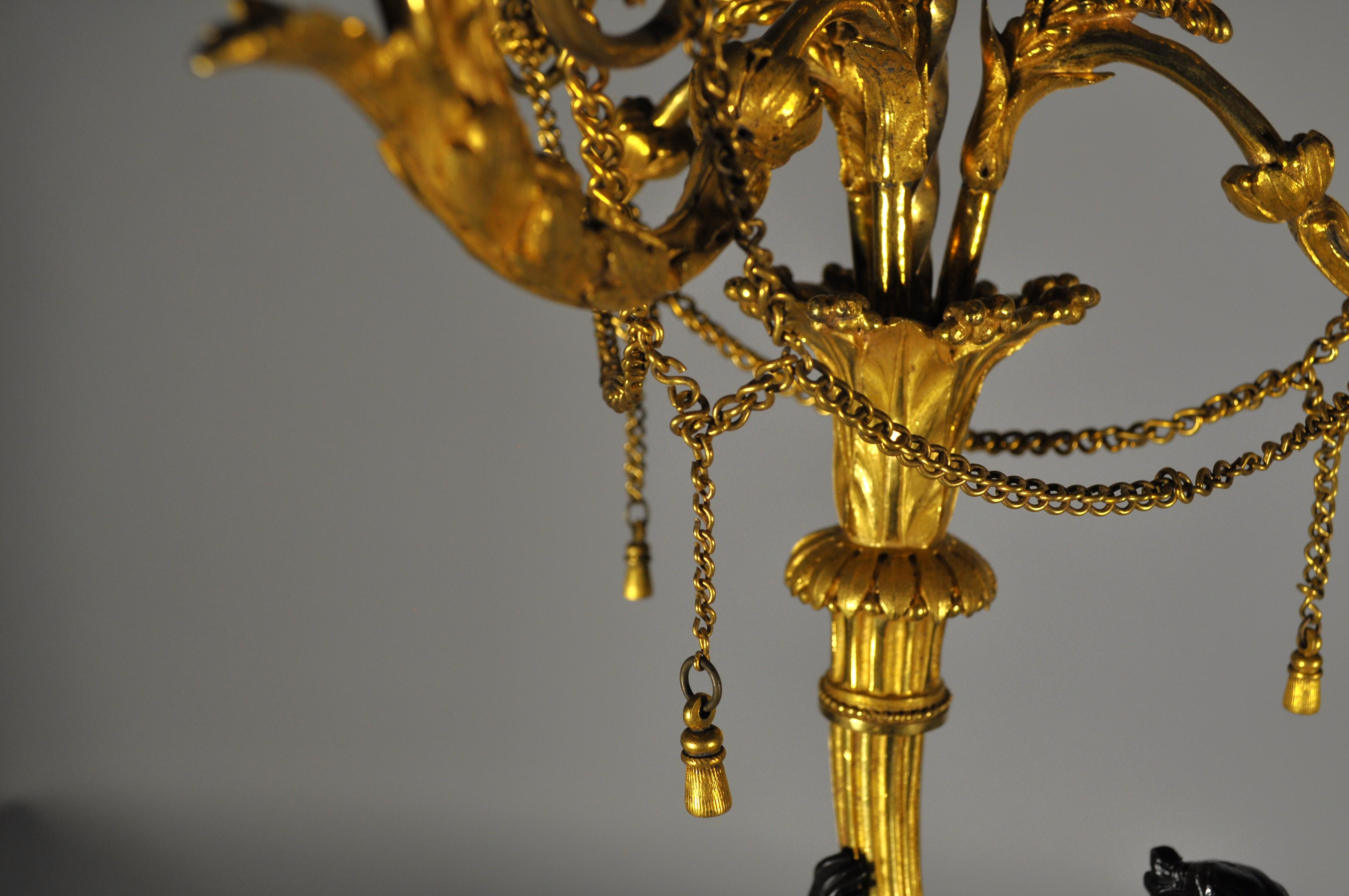 18th Century Coppia di candelabri francesi con vestali in bronzo e basi in marmo fine XVIII in vendita
