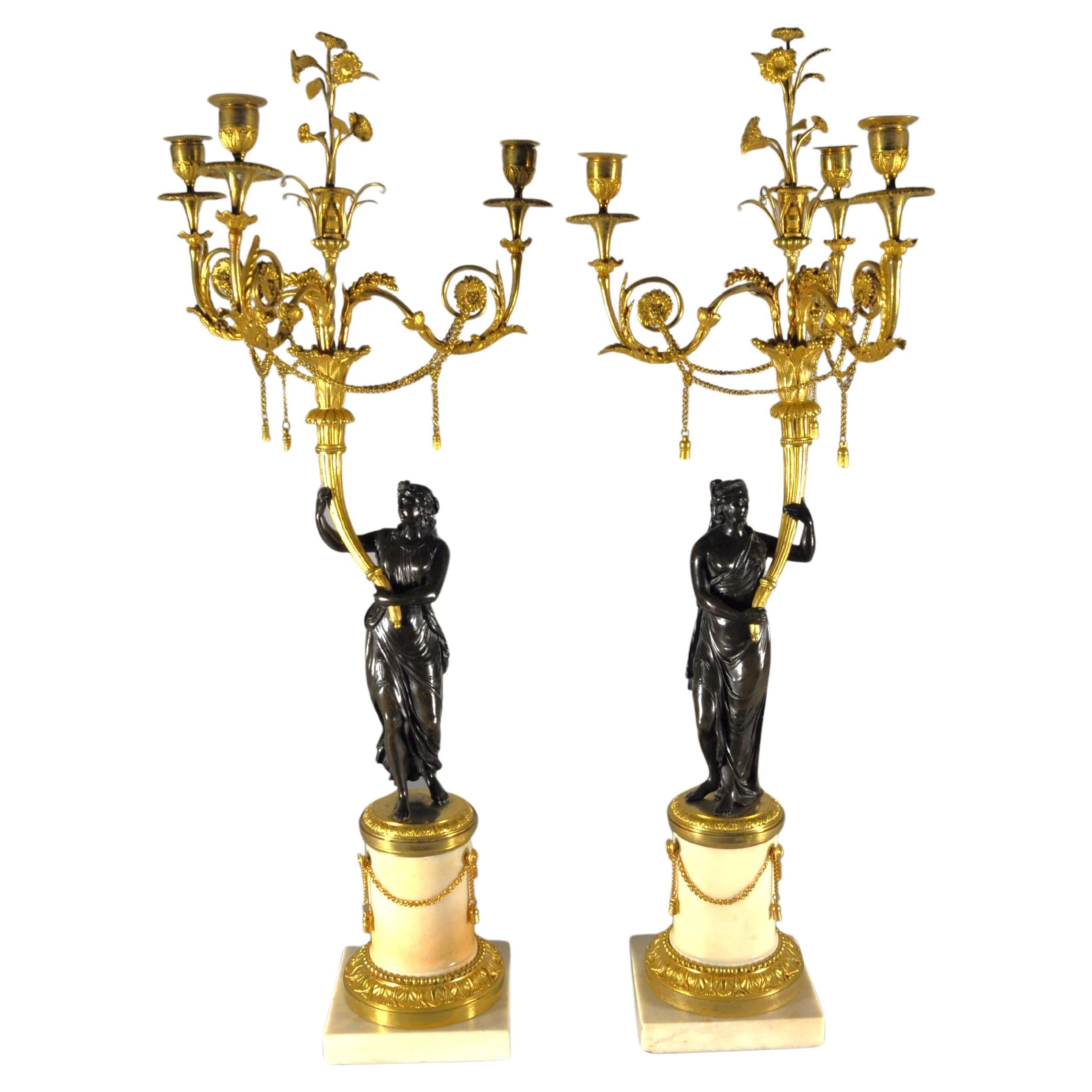 Coppia di candelabri francesi con vestali in bronzo e basi in marmo fine XVIII