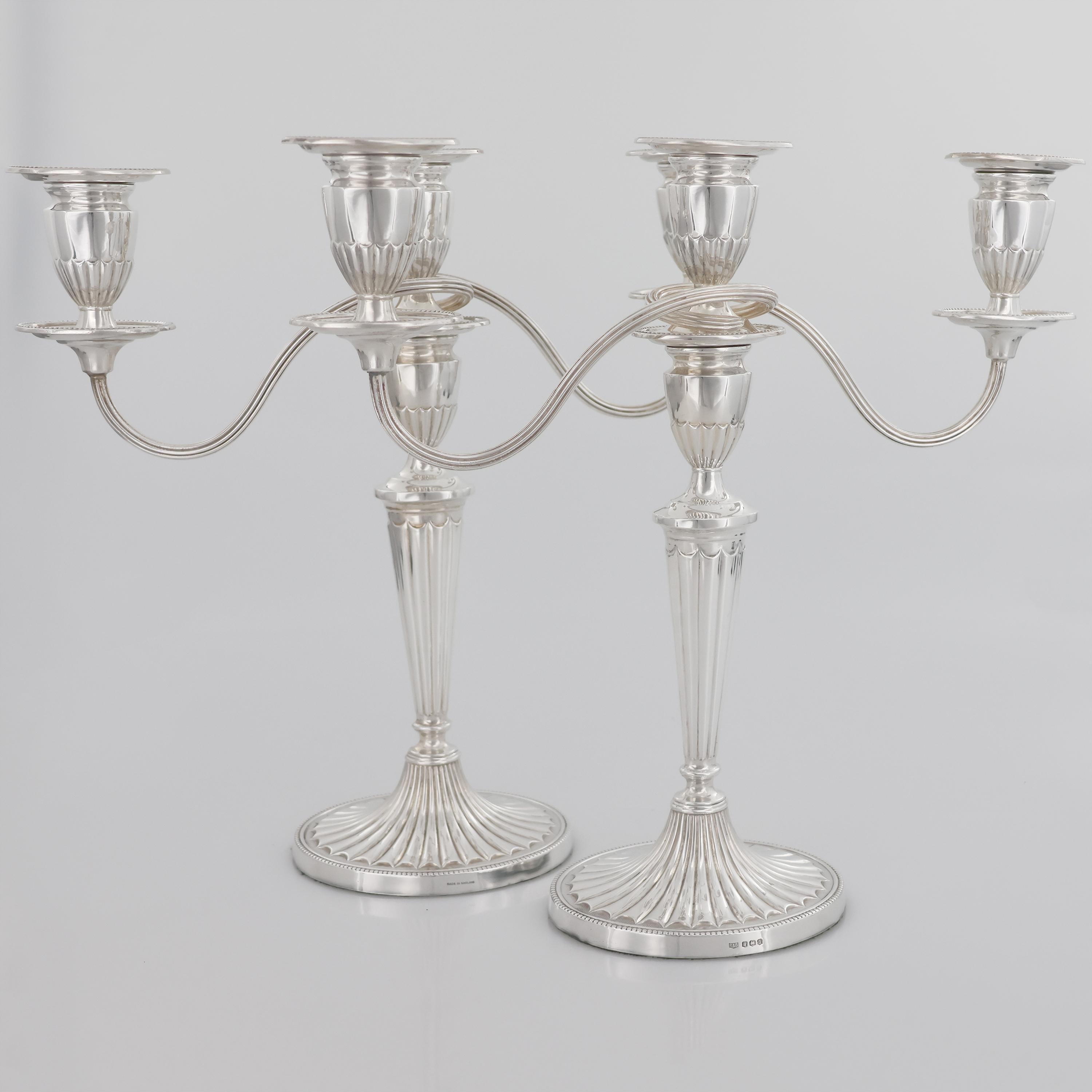 Description
Paire de candélabres Queen Elizabeth II en argent sterling, Roberts & Belk Ltd, Sheffield, 1973
Une paire de candélabres Elizabeth II en argent sterling, Sheffield, 1973, fabriqués par Roberts & Belk, avec des bras coulissants avec trois