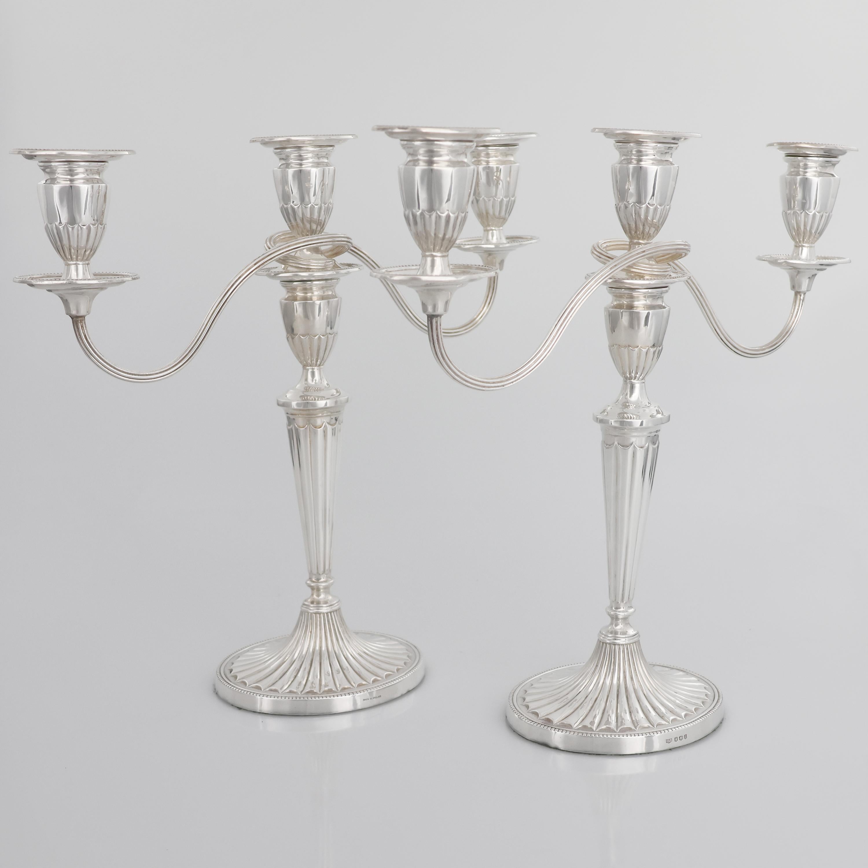 Élisabéthain Paire de candélabres Elizabeth II en argent, Roberts & Belk, Sheffield, 1973