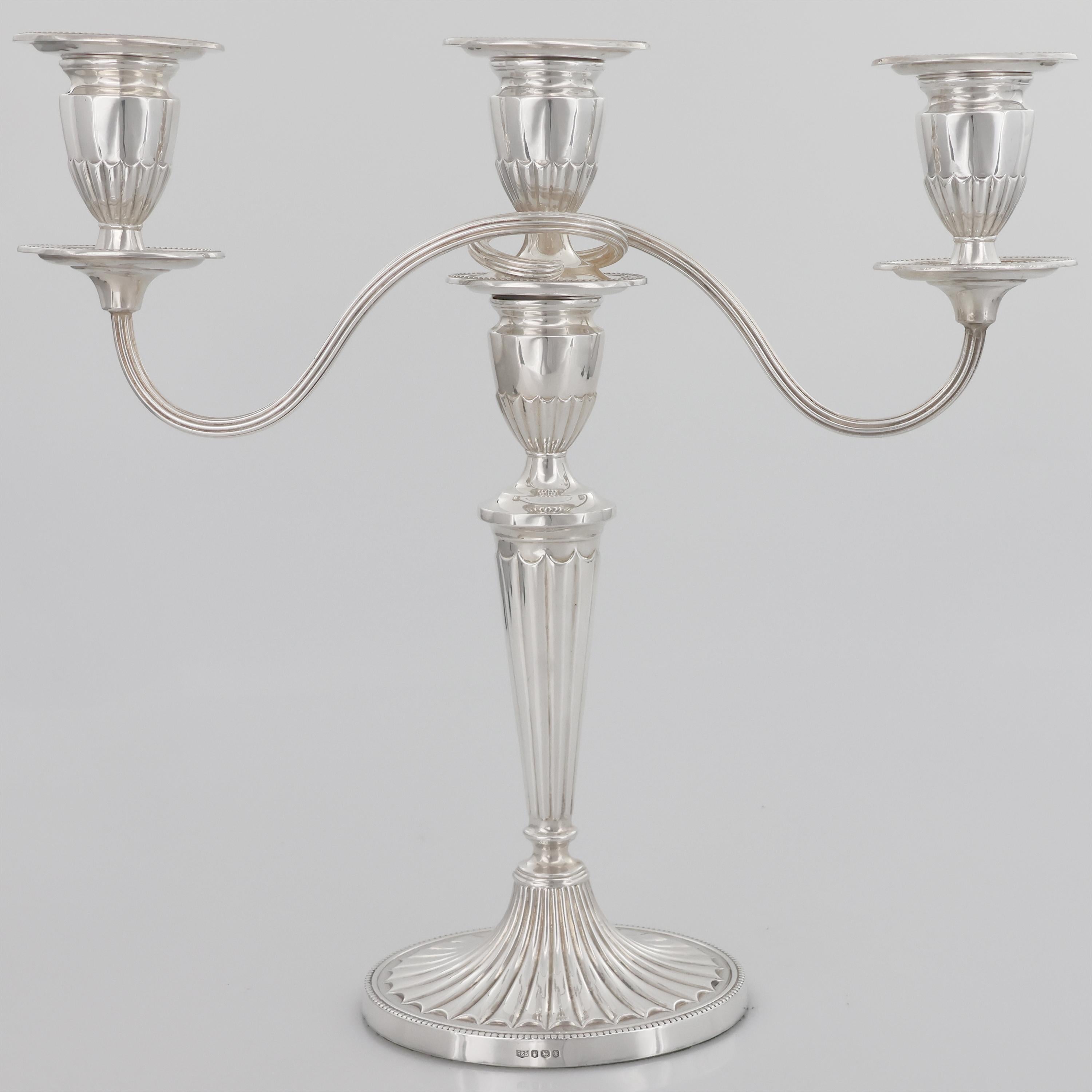 Paire de candélabres Elizabeth II en argent, Roberts & Belk, Sheffield, 1973 Bon état à Brescia, IT
