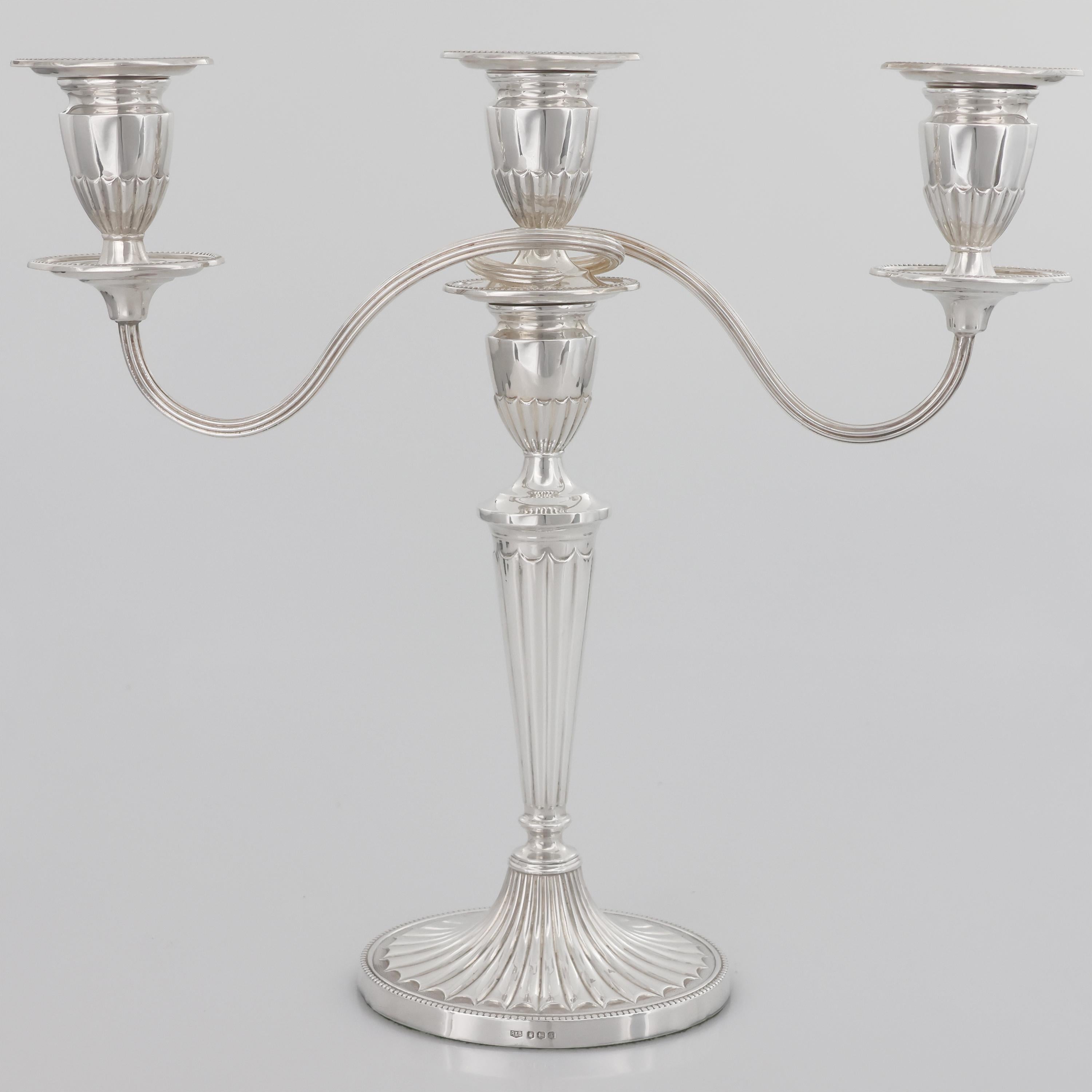 Fin du 20e siècle Paire de candélabres Elizabeth II en argent, Roberts & Belk, Sheffield, 1973