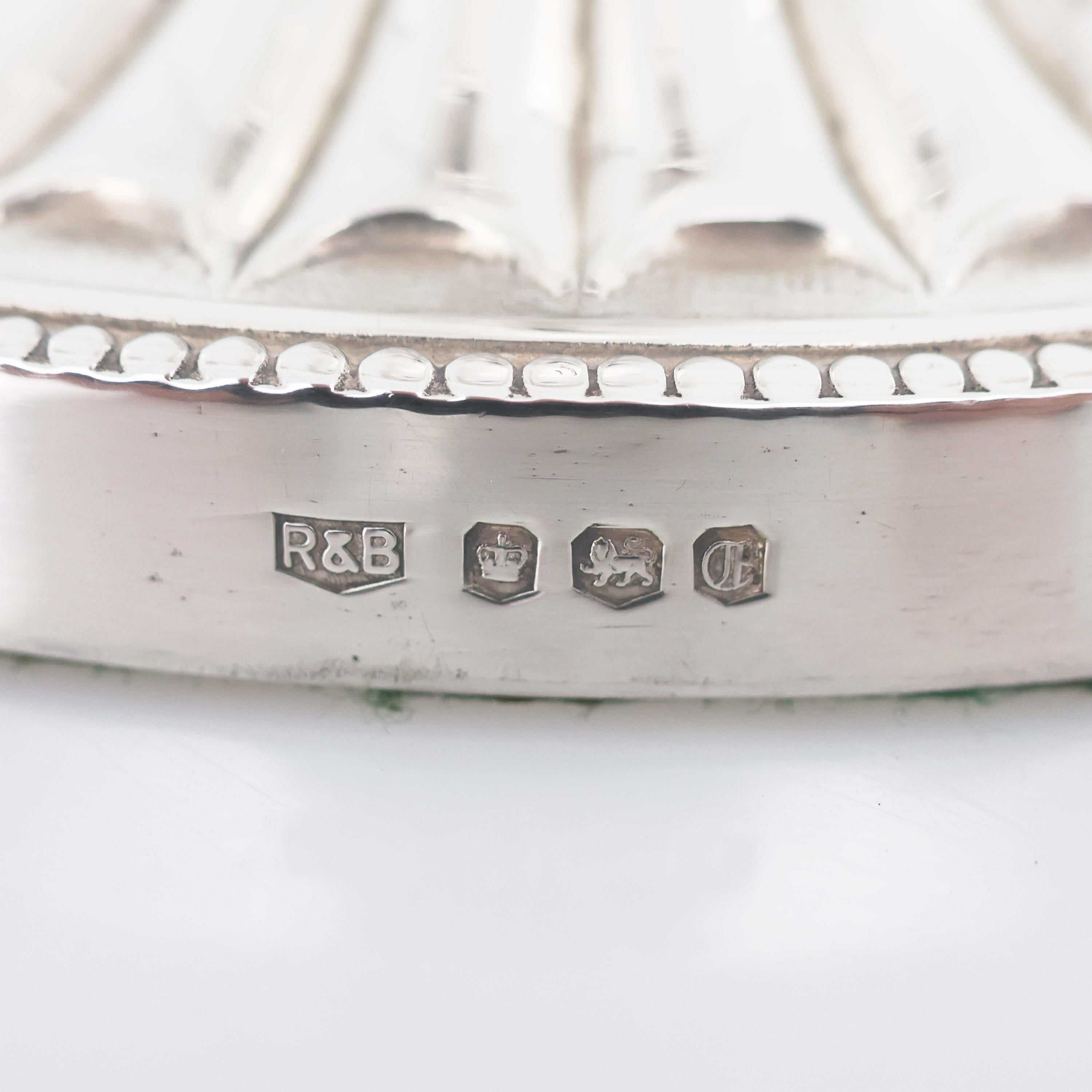 Argent sterling Paire de candélabres Elizabeth II en argent, Roberts & Belk, Sheffield, 1973