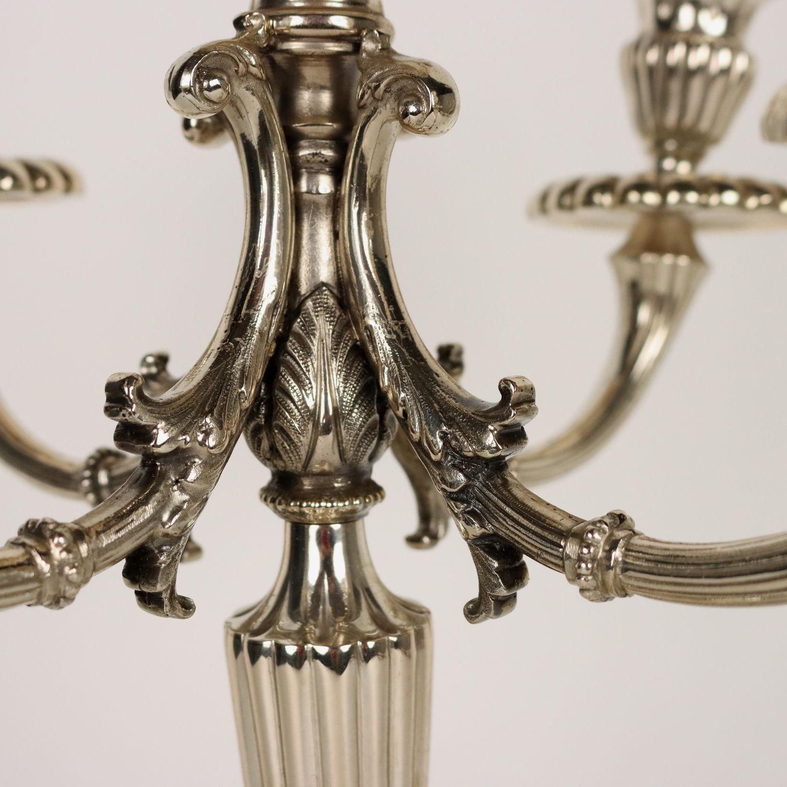 Paire de candélabres en argent Milan Italie Manufacture Seconde moitié du 20e siècle Bon état à Milano, IT