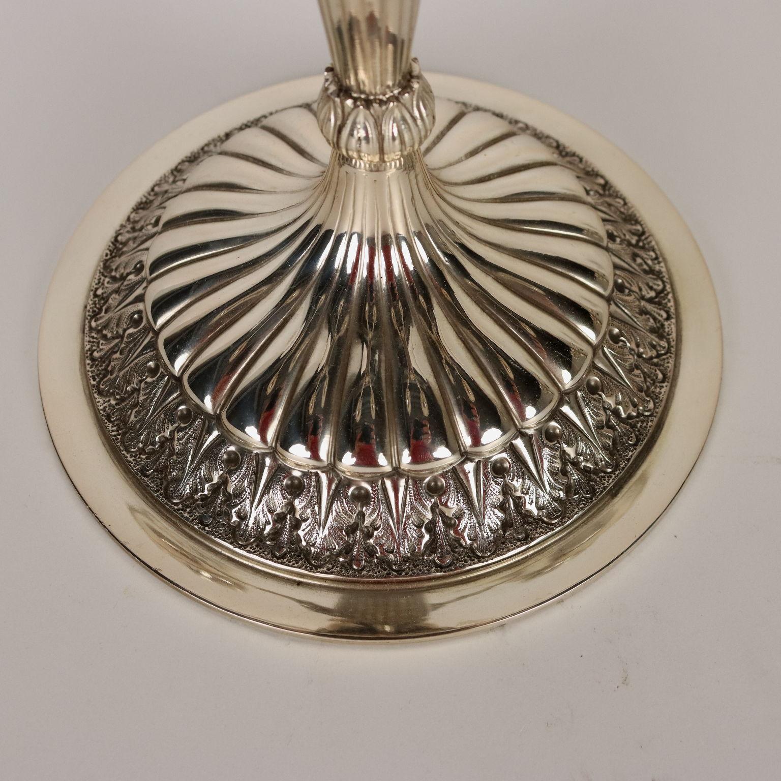 Milieu du XXe siècle Paire de candélabres en argent Milan Italie Manufacture Seconde moitié du 20e siècle