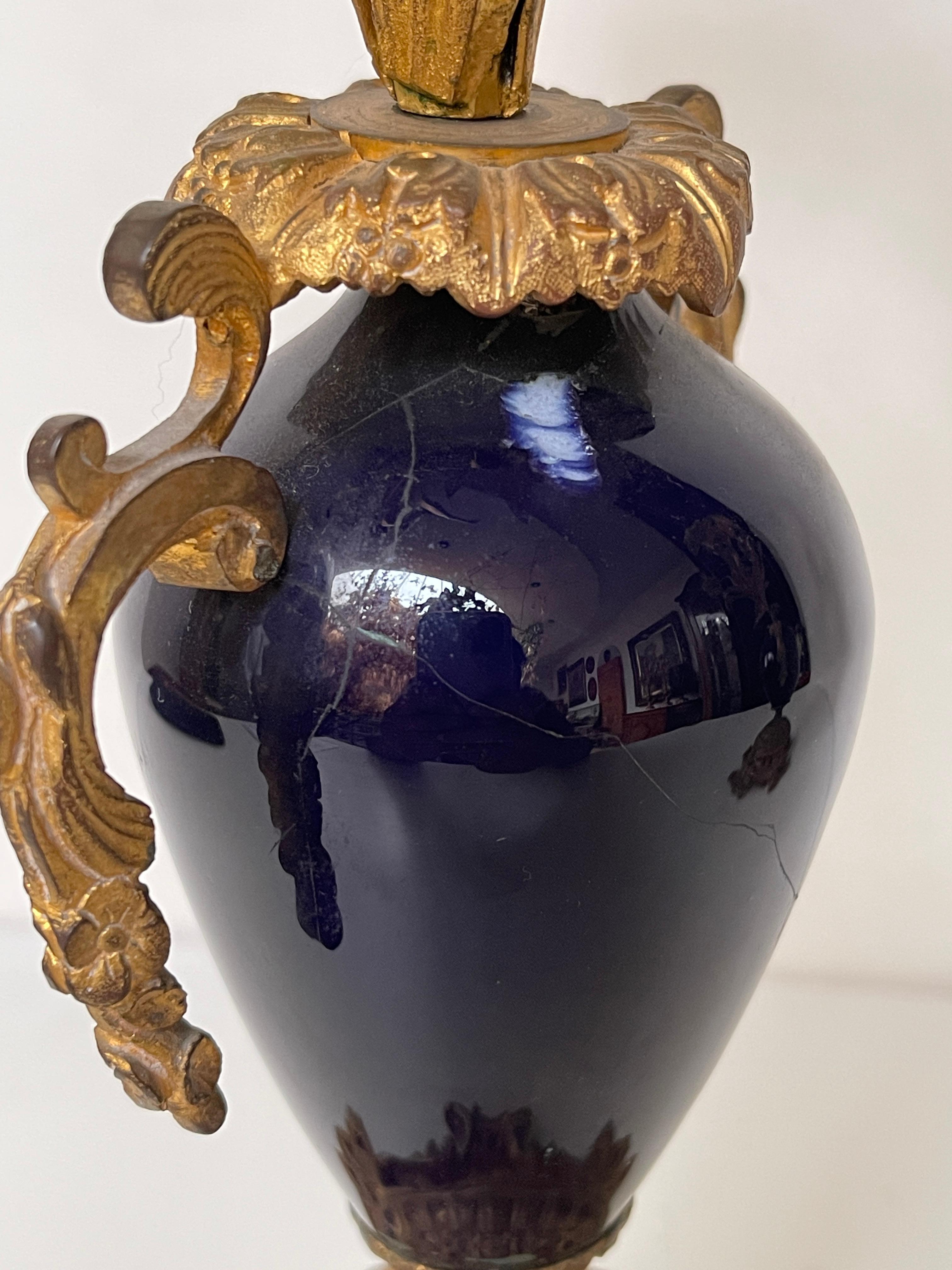 XX secolo Coppia di Candelabri in Bronzo Dorato e Porcellana Blu Cobalto - Stile Luigi XV in vendita