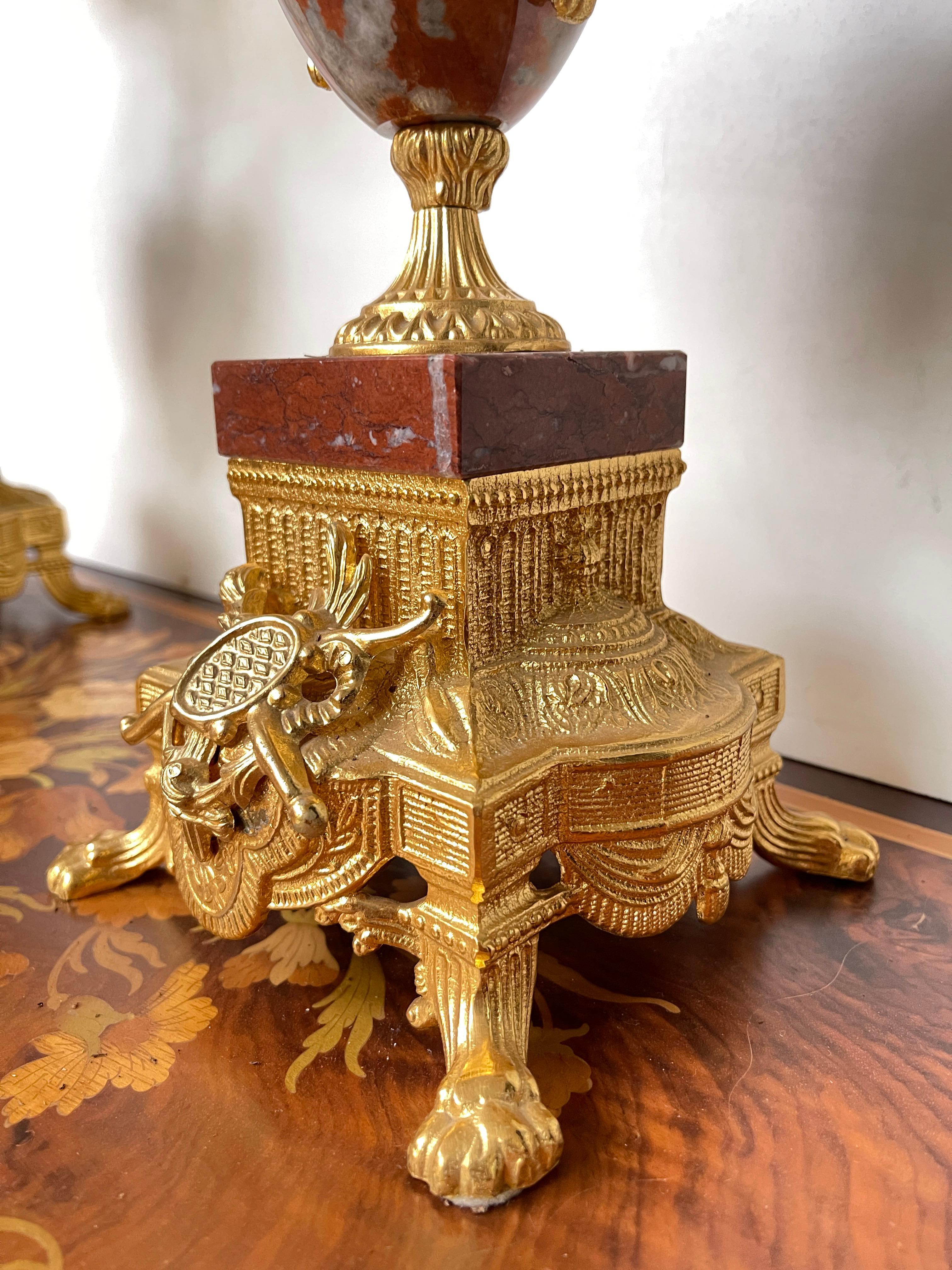 Paar Kandelaber aus rotem Marmor und vergoldeter Bronze im Stil Louis XVI (20th Century) im Angebot