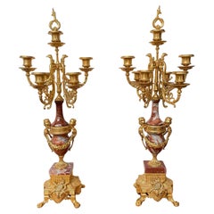 Paar Kandelaber aus rotem Marmor und vergoldeter Bronze im Stil Louis XVI