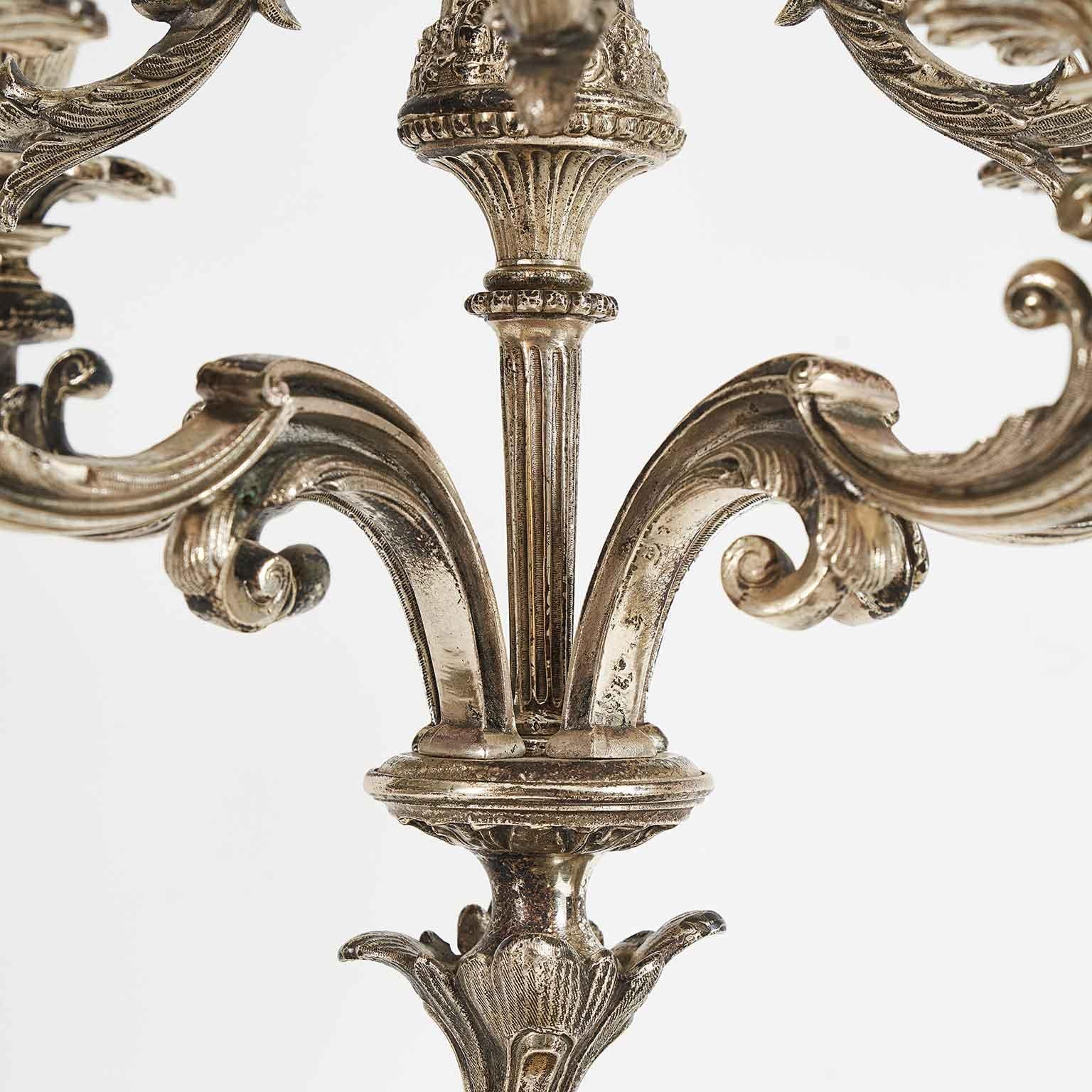 Coppia Di Candelabri Italiani A Otto Bracci Bronzo Argentato con Putti Dorati in vendita 3