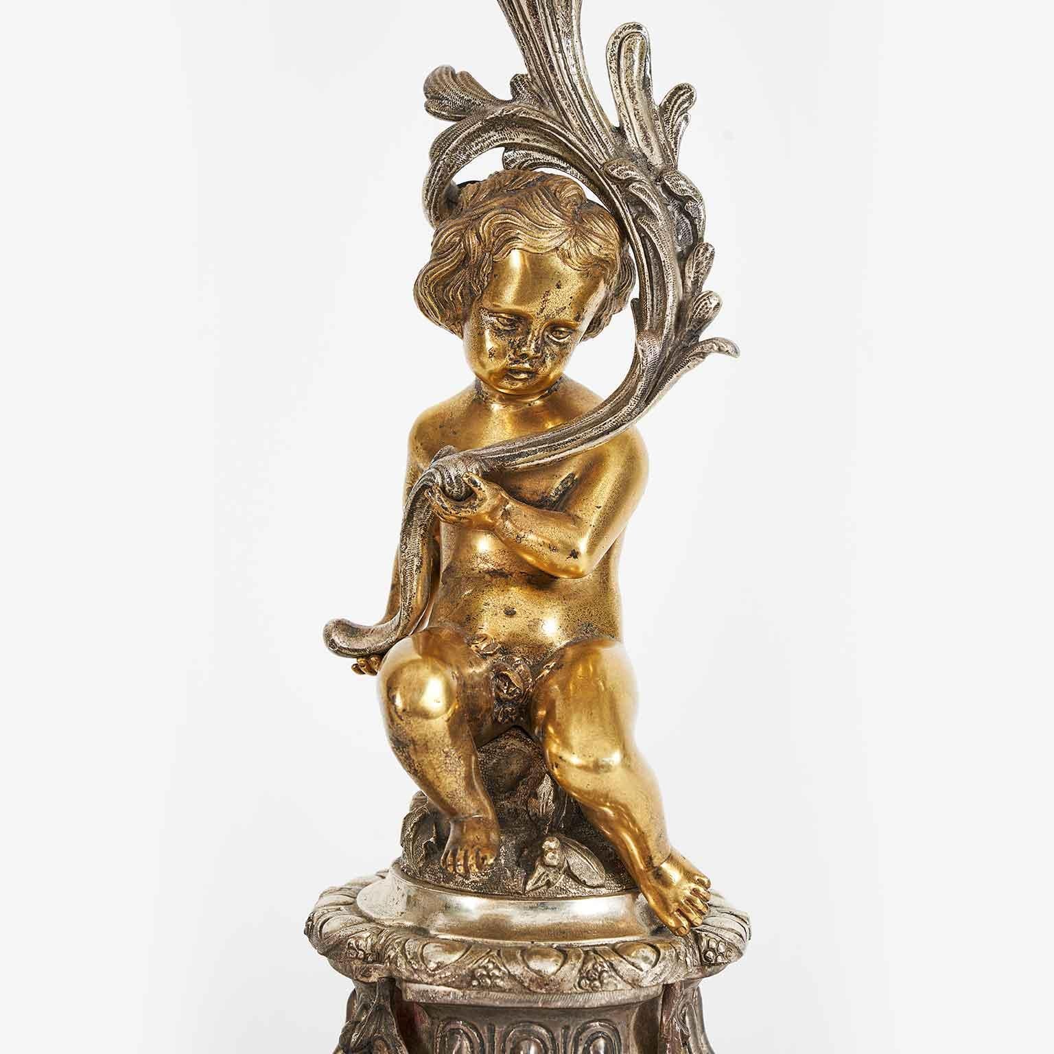 Dorato Coppia Di Candelabri Italiani A Otto Bracci Bronzo Argentato con Putti Dorati in vendita