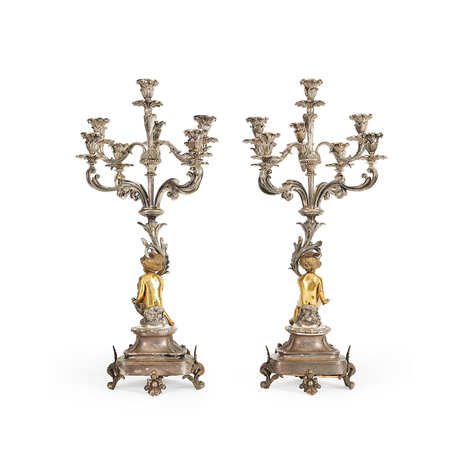 Luigi XV Coppia Di Candelabri Italiani A Otto Bracci Bronzo Argentato con Putti Dorati in vendita