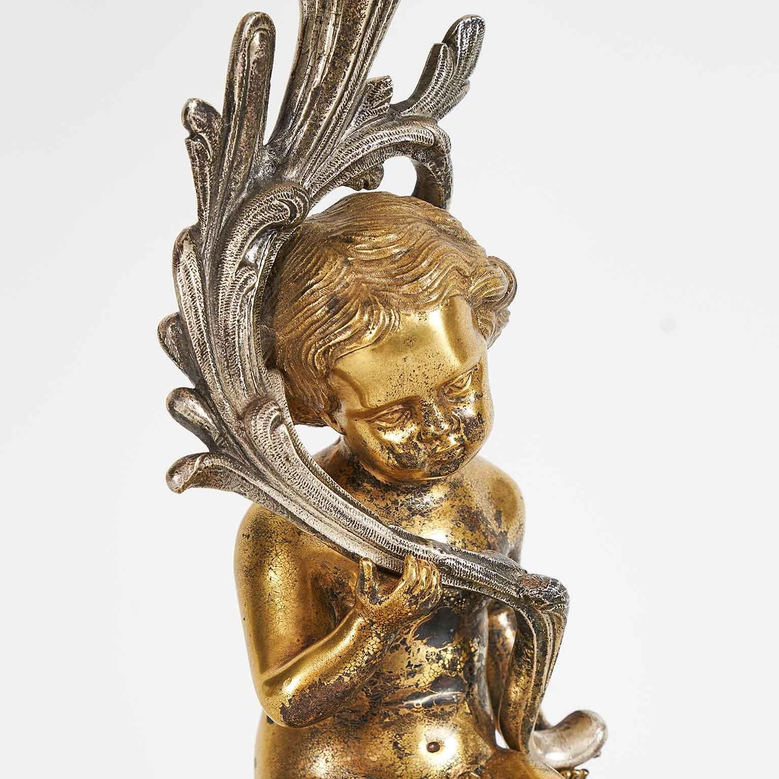 Coppia Di Candelabri Italiani A Otto Bracci Bronzo Argentato con Putti Dorati In condizioni buone in vendita a Milano, MI