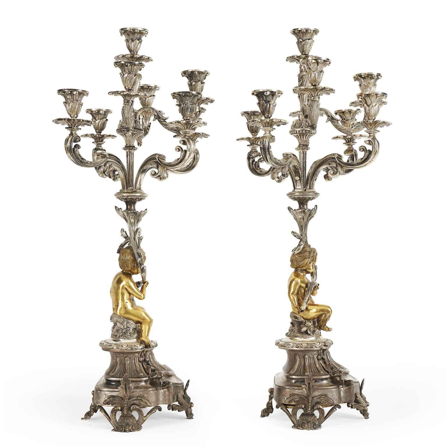 Coppia Di Candelabri Italiani A Otto Bracci Bronzo Argentato con Putti Dorati in vendita 1