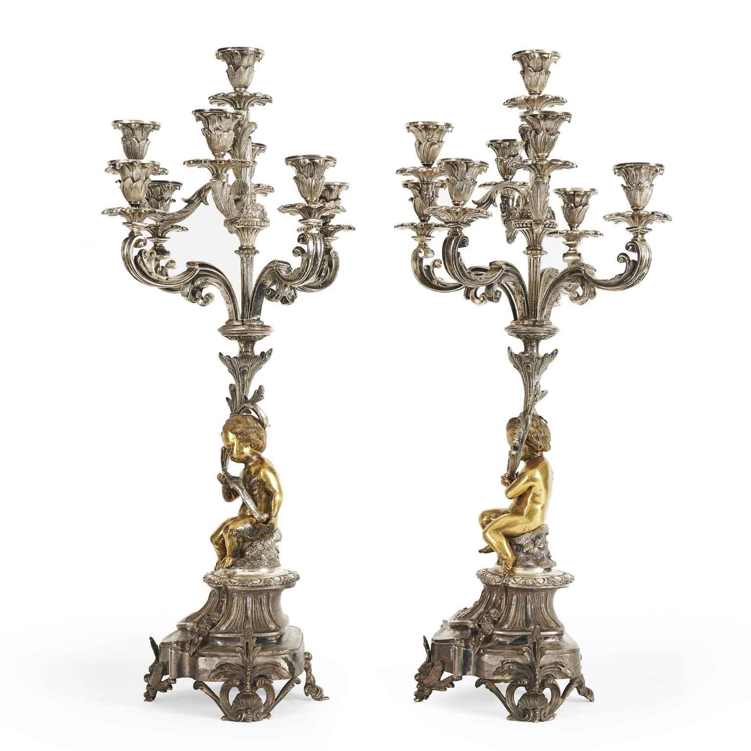 19th Century Coppia Di Candelabri Italiani A Otto Bracci Bronzo Argentato con Putti Dorati in vendita